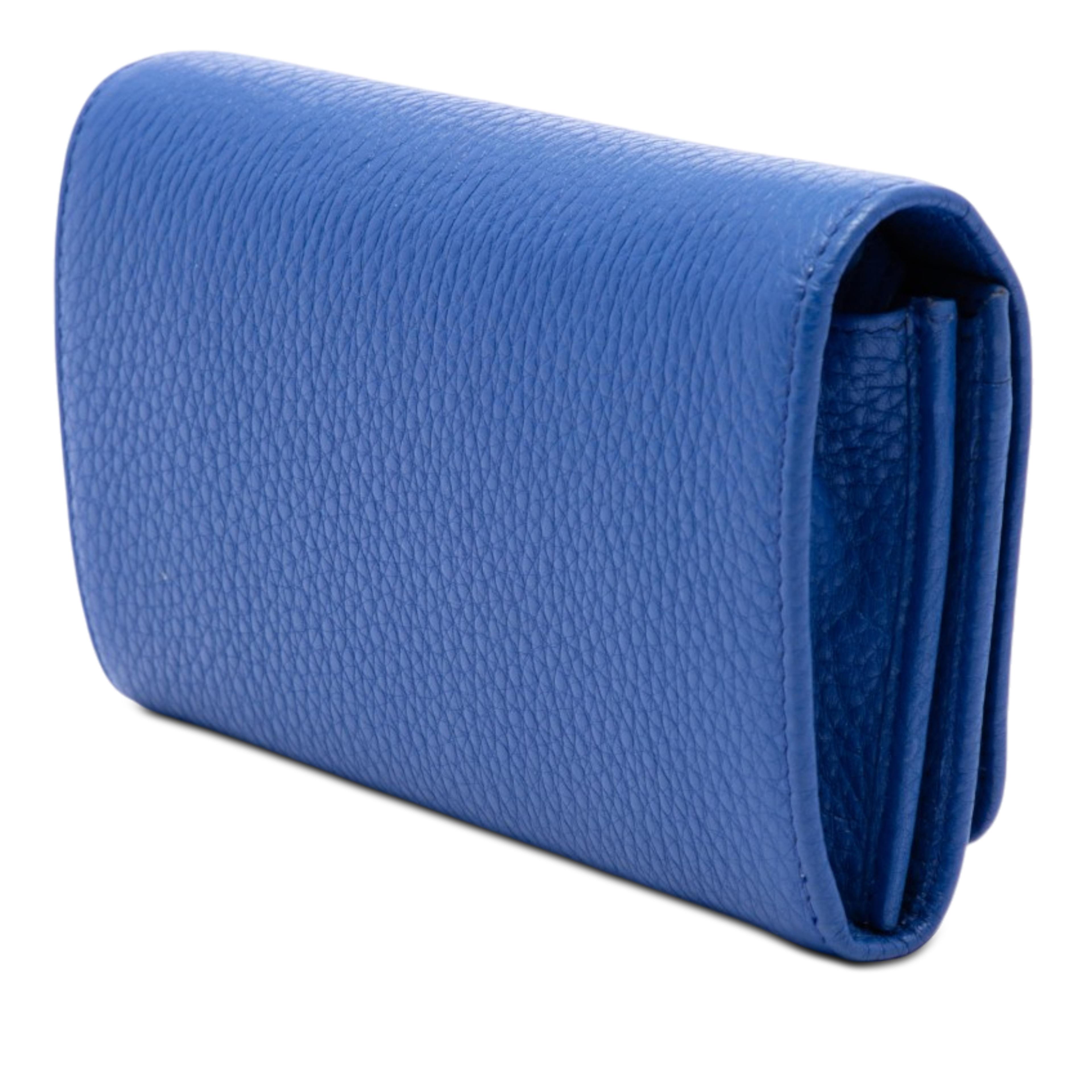 Prada Vitello Daino Wallet On Strap, från Luxclusif, i färgen blå. Klicka för att öppna bilden i stort format