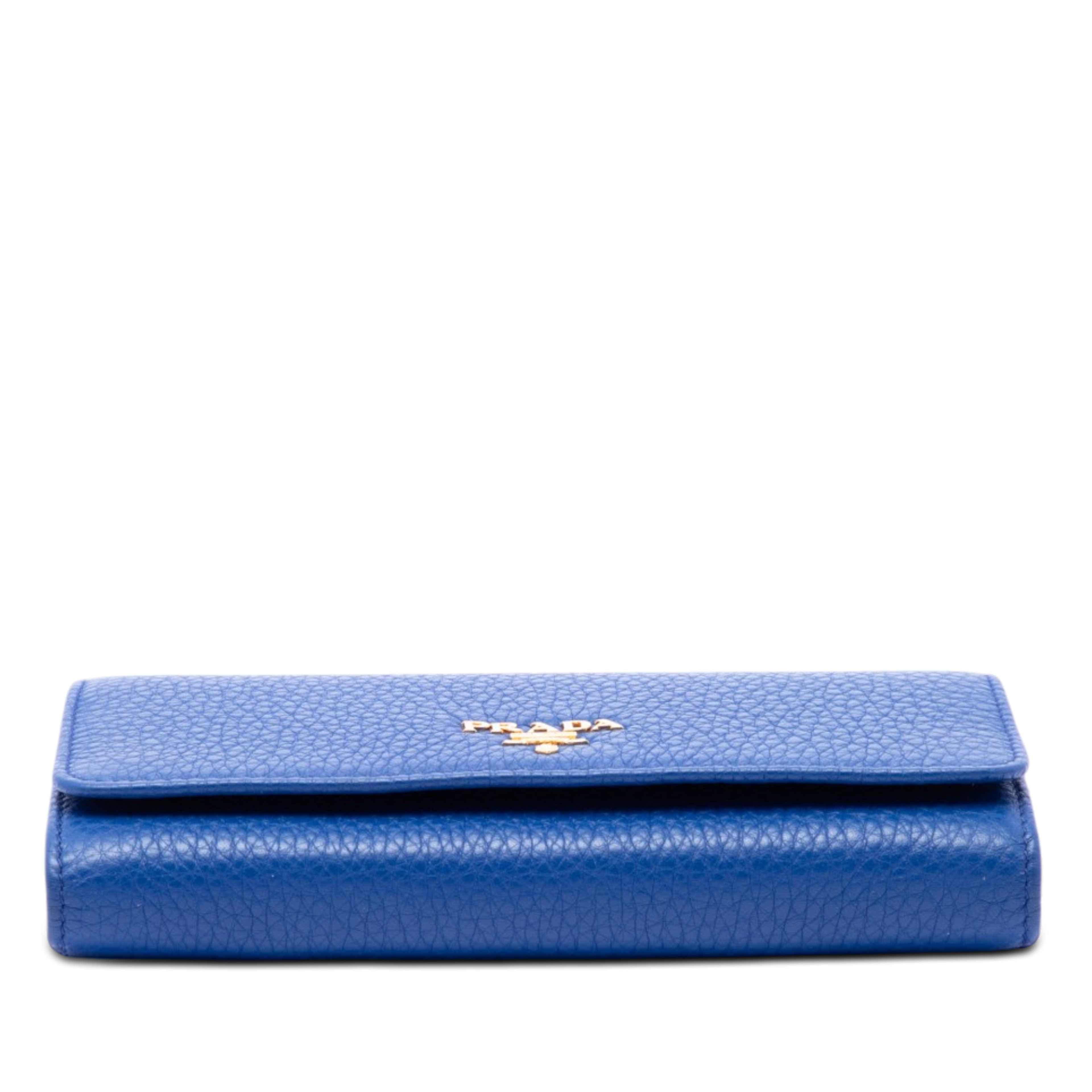 Prada Vitello Daino Wallet On Strap, från Luxclusif, i färgen blå. Klicka för att öppna bilden i stort format