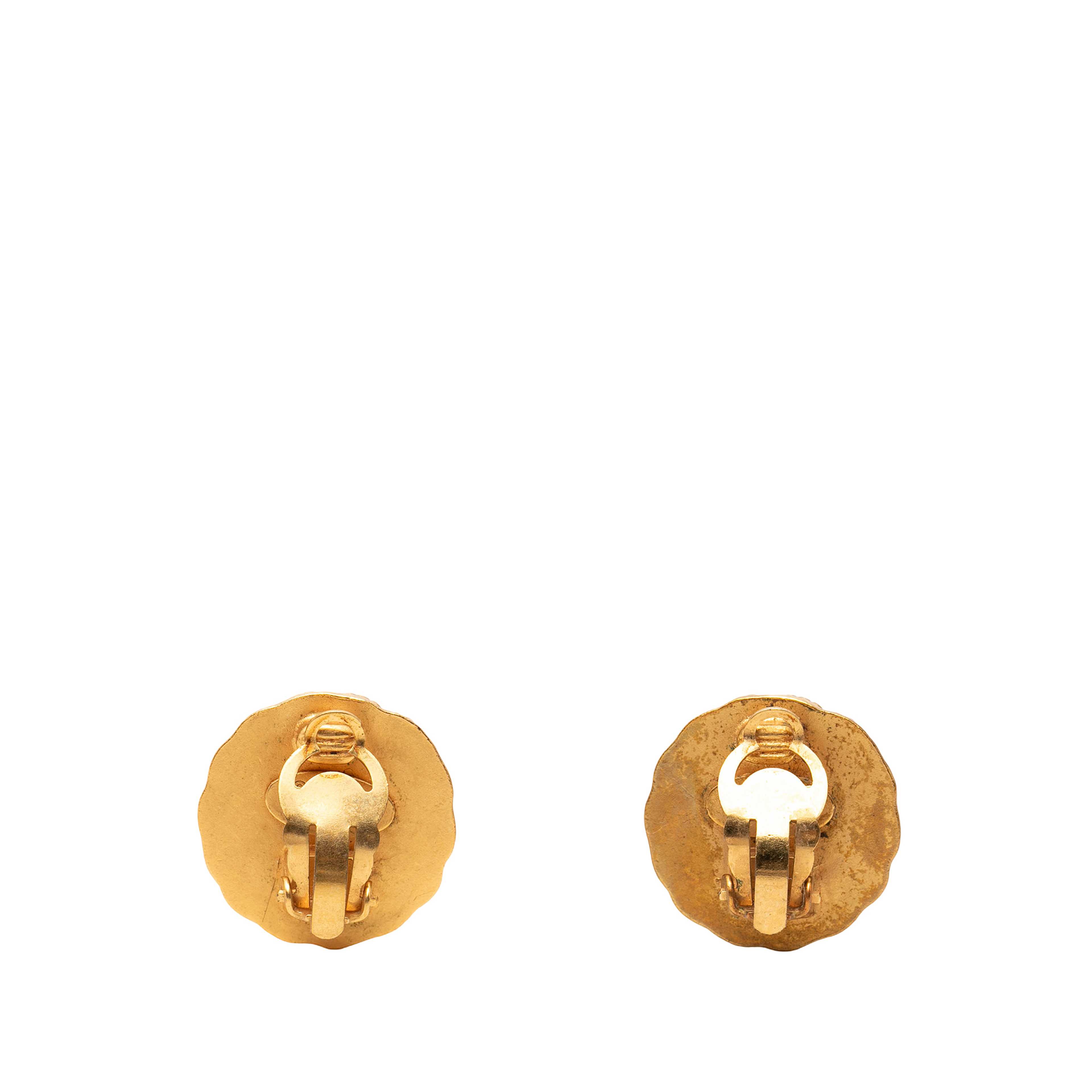 Chanel Cc Gold Plated Round Clip On Earrings, från Luxclusif, i färgen guld. Klicka för att öppna bilden i stort format