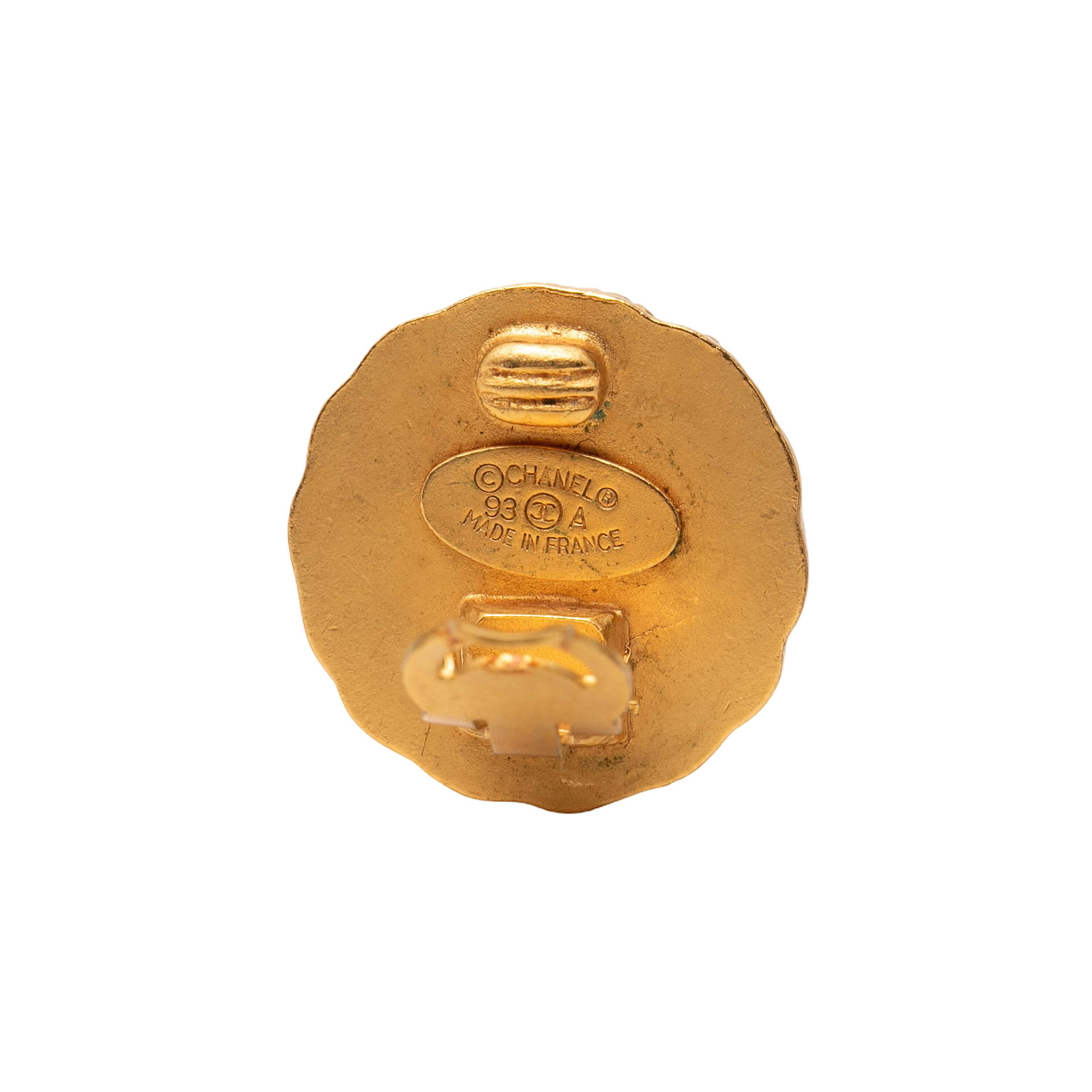 Chanel Cc Gold Plated Round Clip On Earrings, från Luxclusif, i färgen gold. Klicka för att öppna bilden i stort format