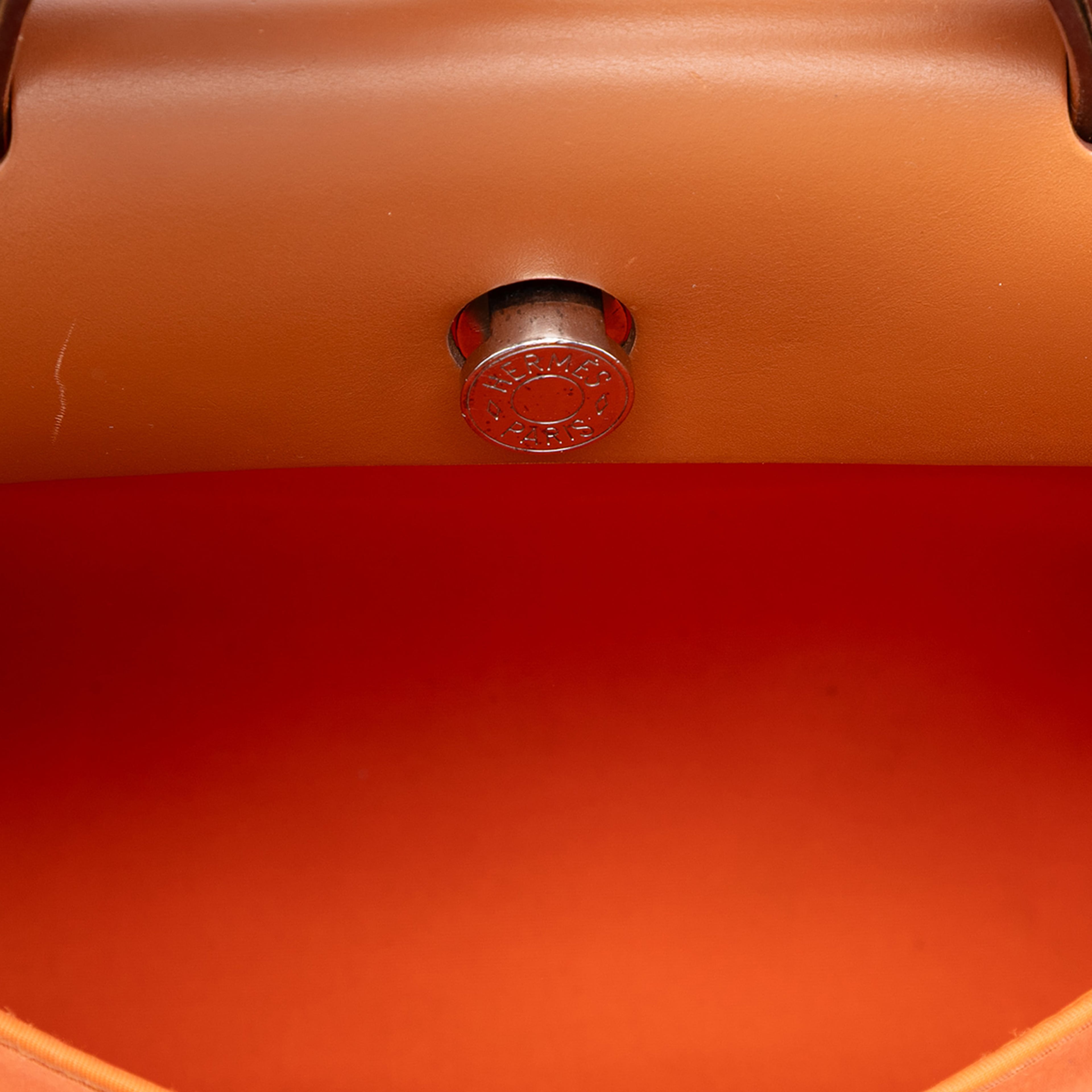 Hermès Toile Herbag Zip 31, från Luxclusif, i färgen orange. Klicka för att öppna bilden i stort format