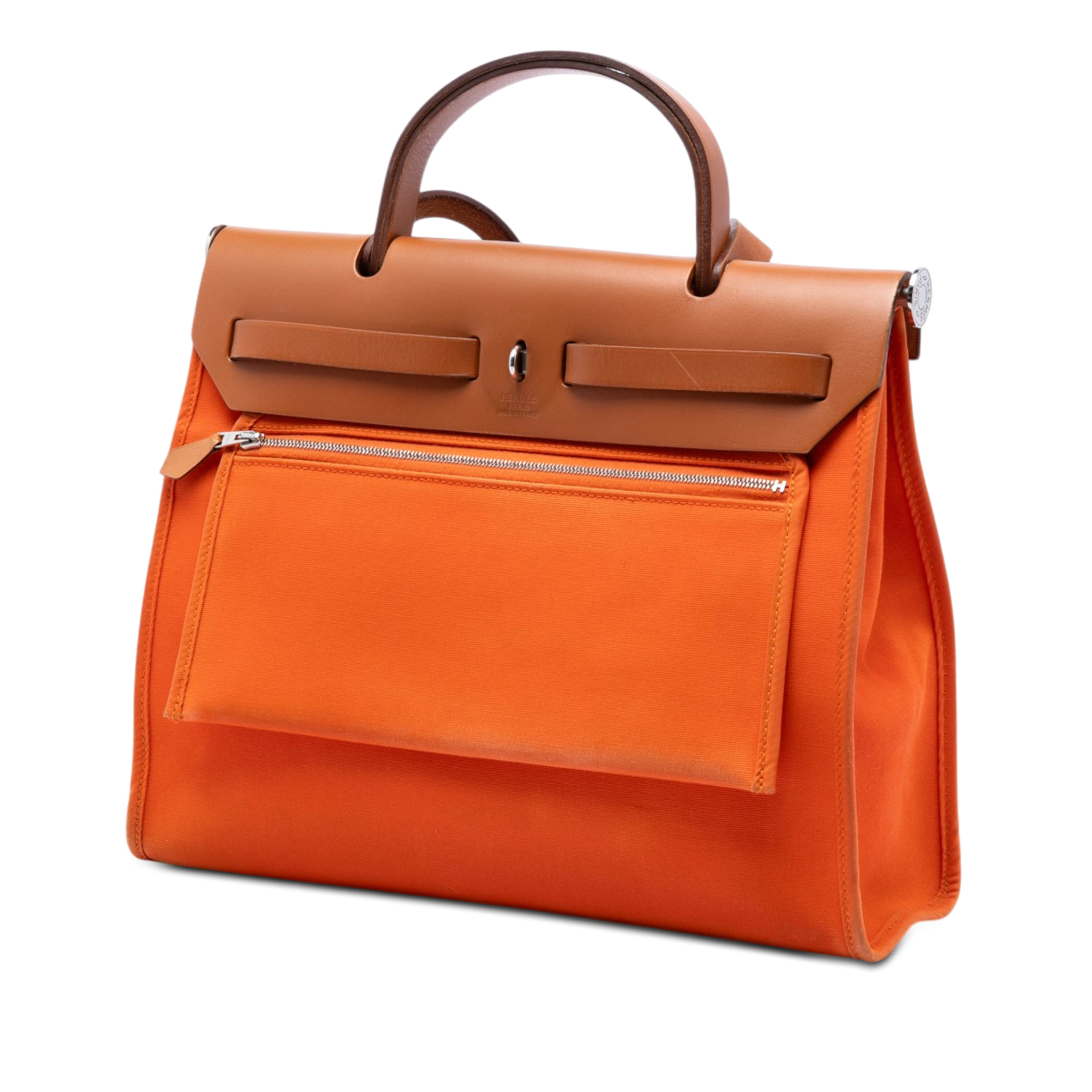 Hermès Toile Herbag Zip 31, från Luxclusif, i färgen orange. Klicka för att öppna bilden i stort format