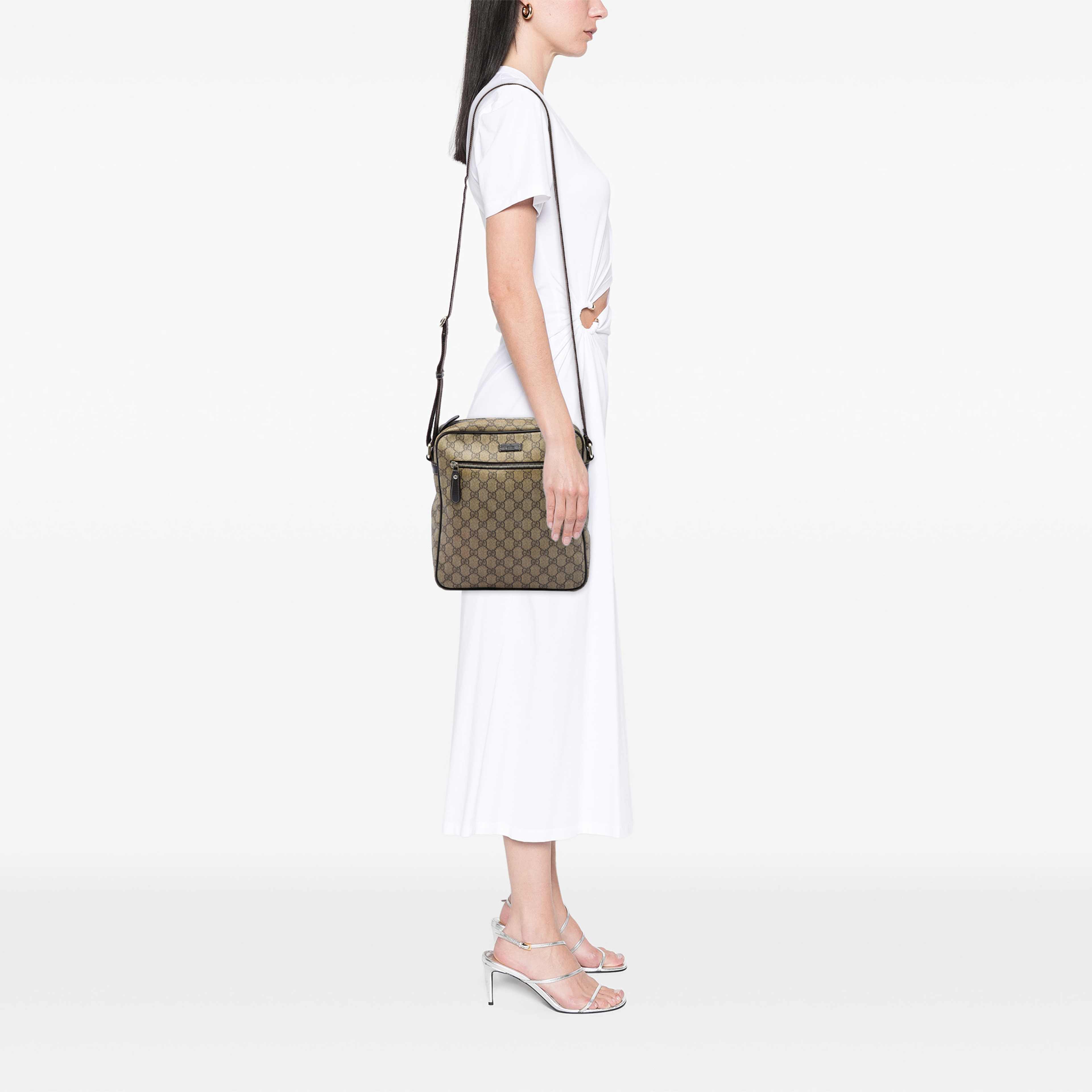 Gucci Gg Supreme Crossbody, från Luxclusif, i färgen beige. Klicka för att öppna bilden i stort format