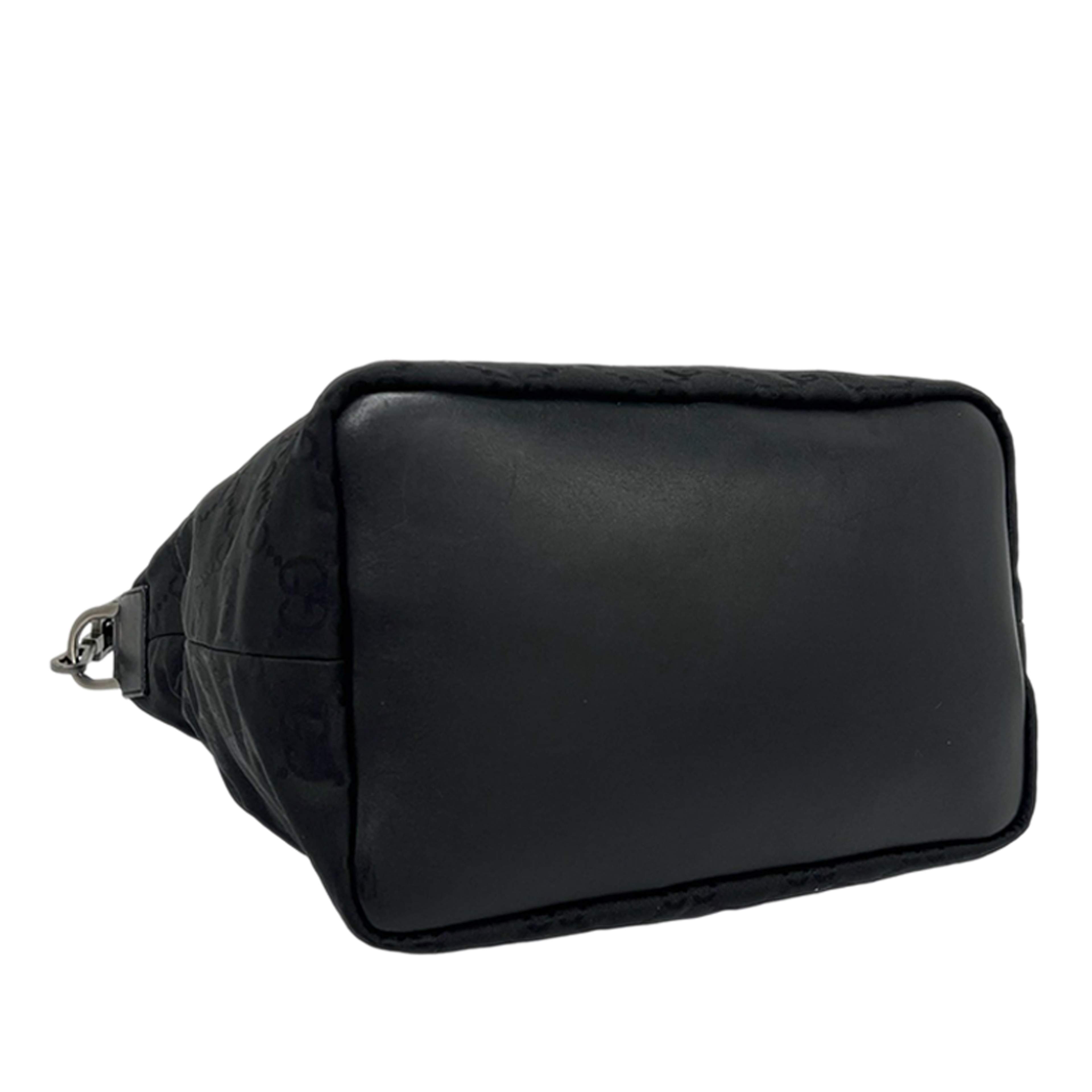 Gucci Gg Nylon Bamboo Shoulder Bag, från Luxclusif, i färgen svart. Klicka för att öppna bilden i stort format