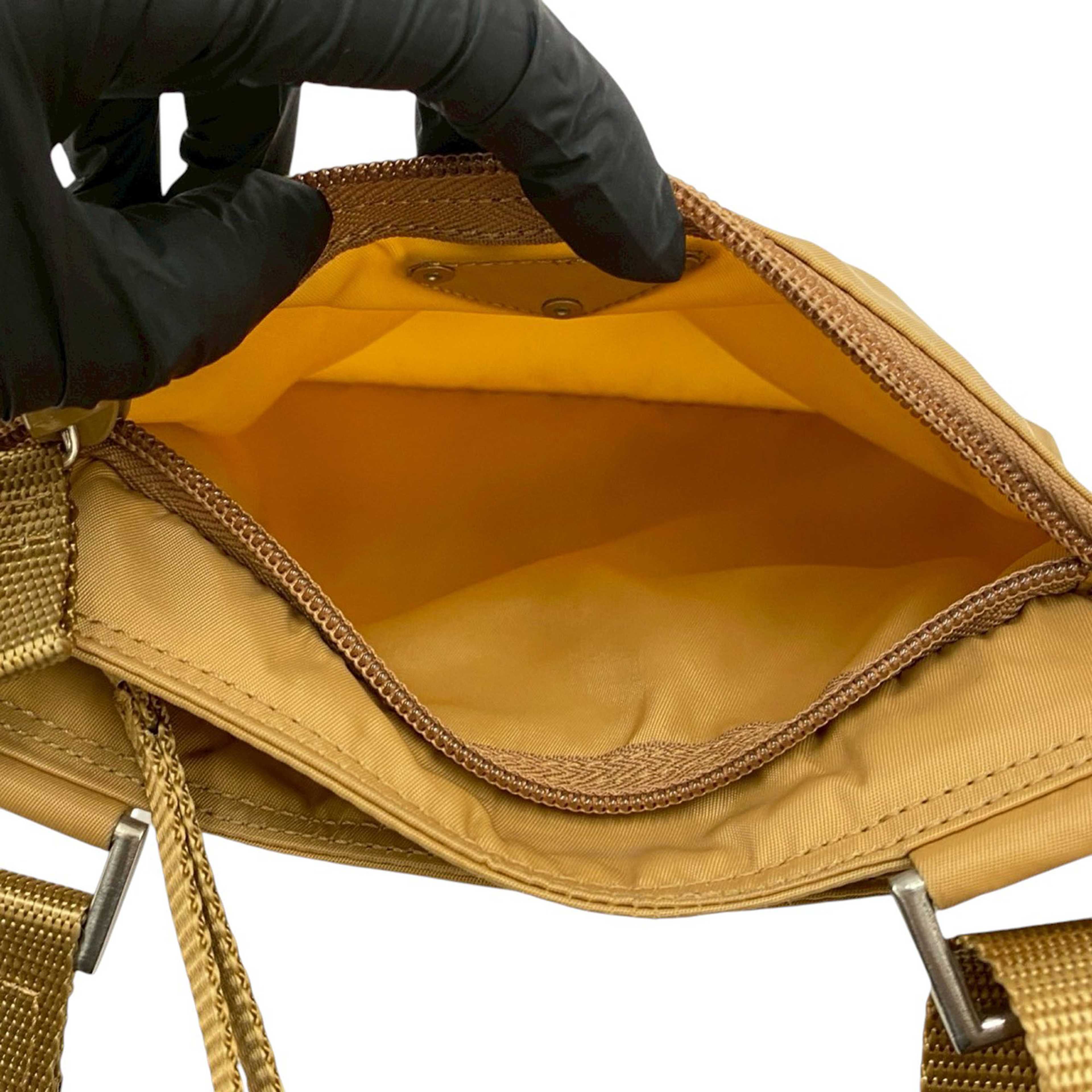 Prada Tessuto Zip Top Crossbody, från Luxclusif, i färgen beige. Klicka för att öppna bilden i stort format