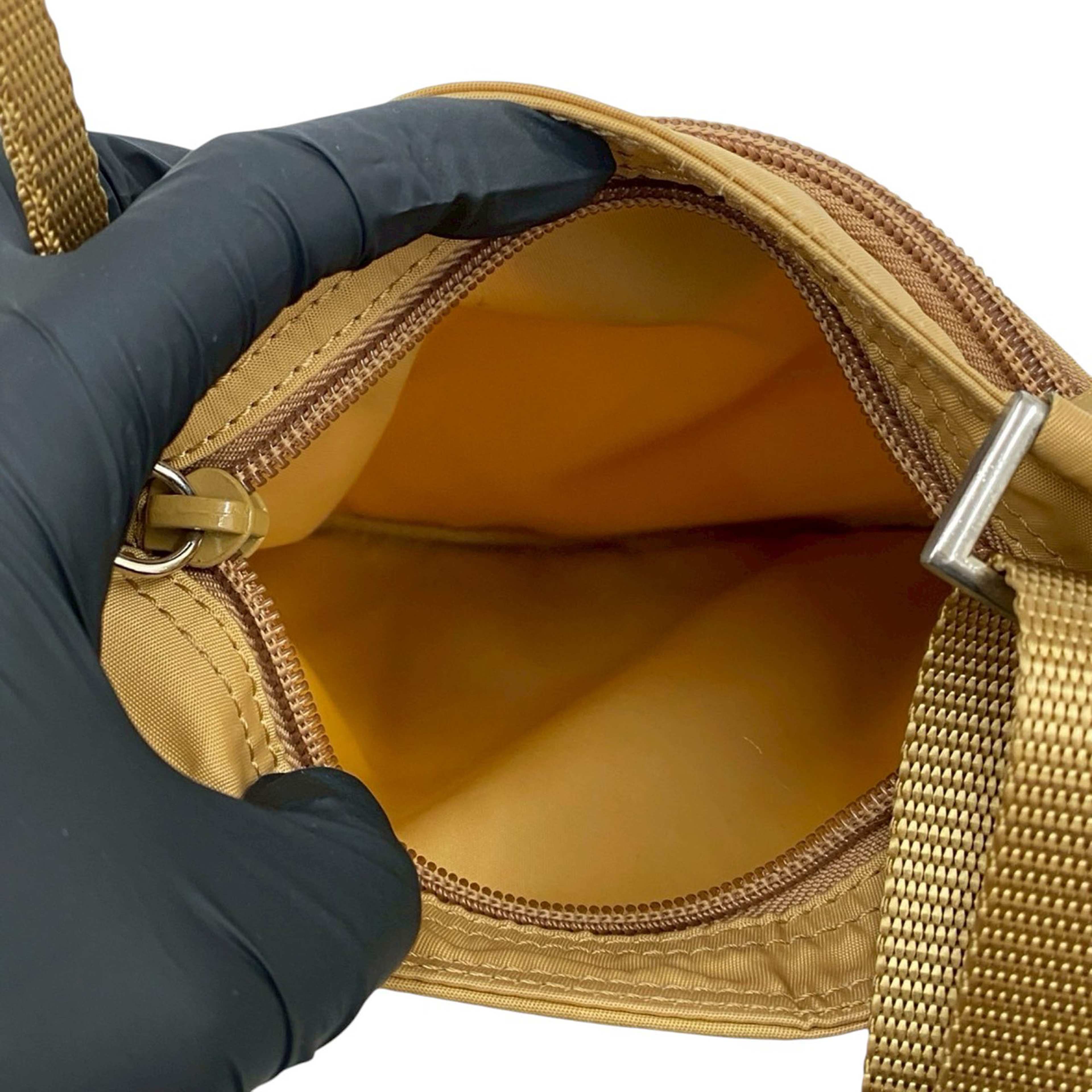 Prada Tessuto Zip Top Crossbody, från Luxclusif, i färgen beige. Klicka för att öppna bilden i stort format