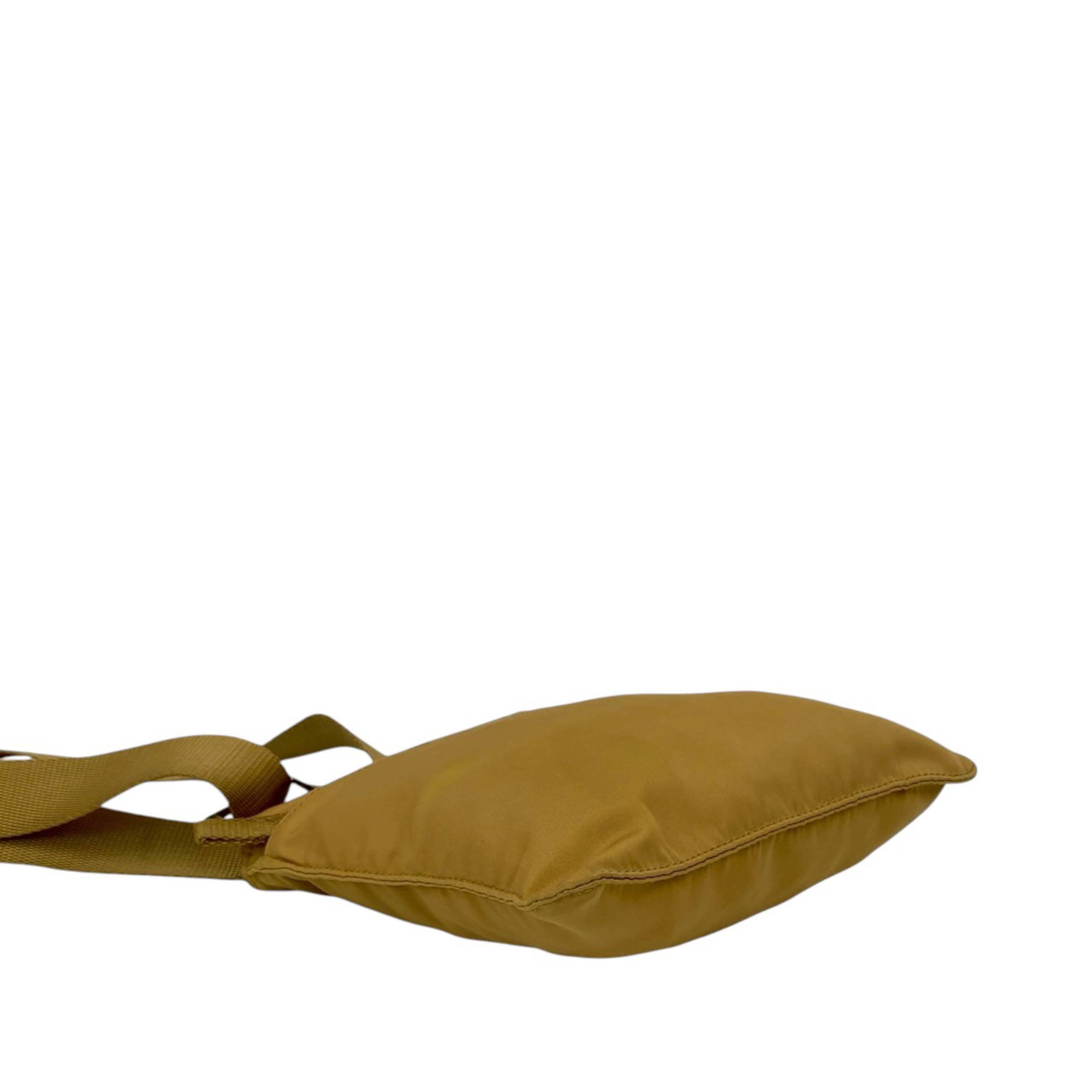 Prada Tessuto Zip Top Crossbody, från Luxclusif, i färgen beige. Klicka för att öppna bilden i stort format