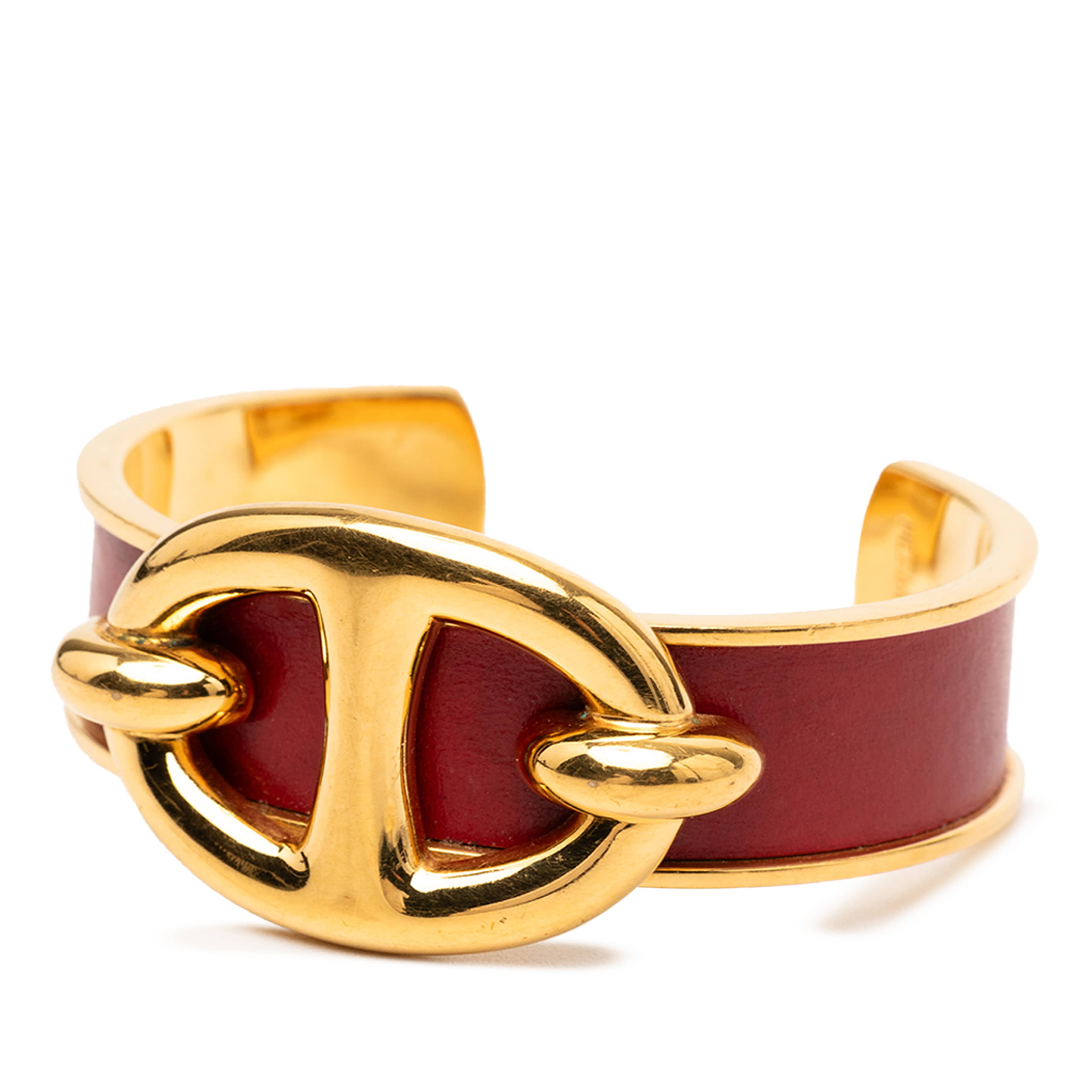 Hermès Gold Plated And Leather Chaine D Ancre Cuff Bracelet, från Luxclusif, i färgen gold. Klicka för att öppna bilden i stort format