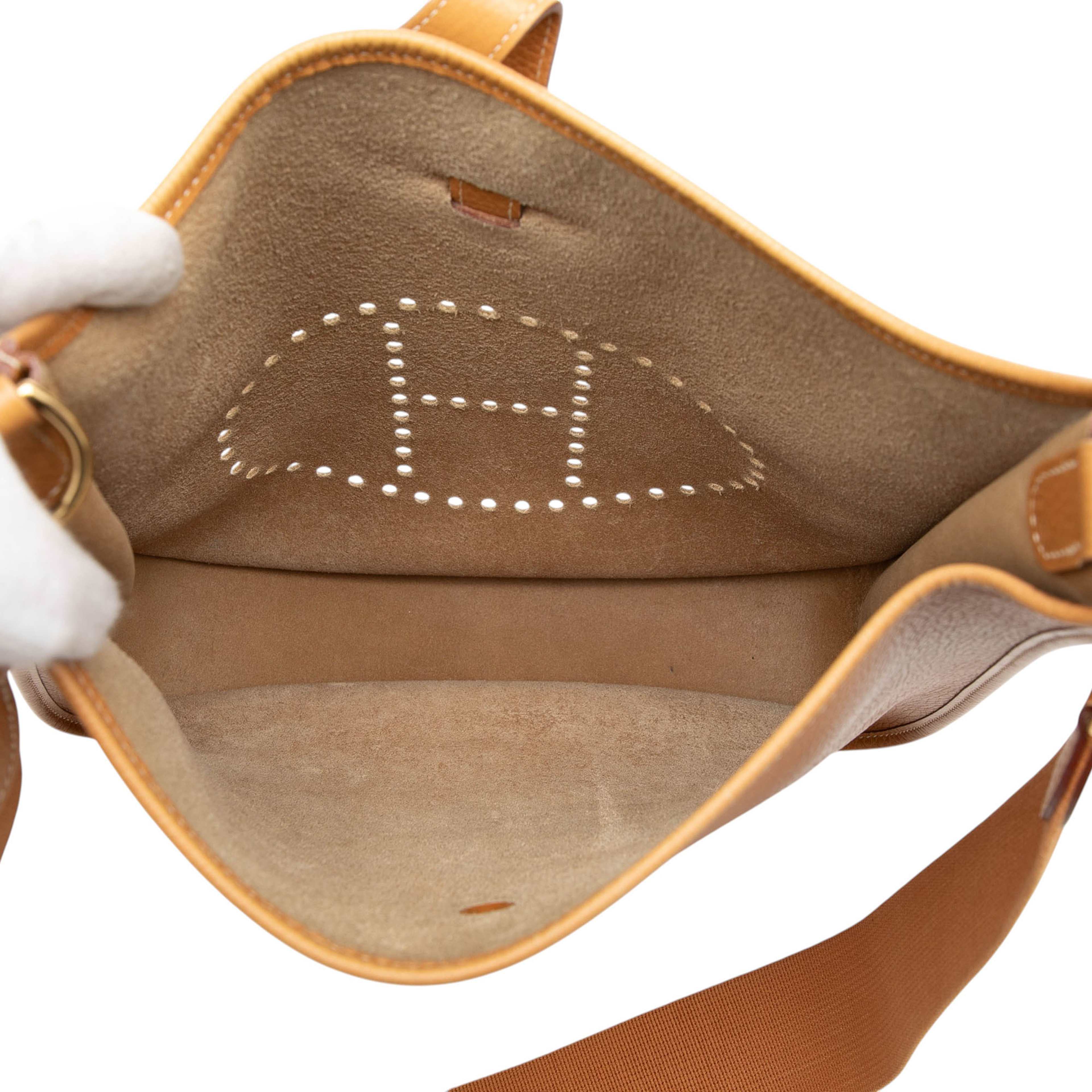 Hermès Ardennes Evelyne Gm, från Luxclusif, i färgen brown. Klicka för att öppna bilden i stort format