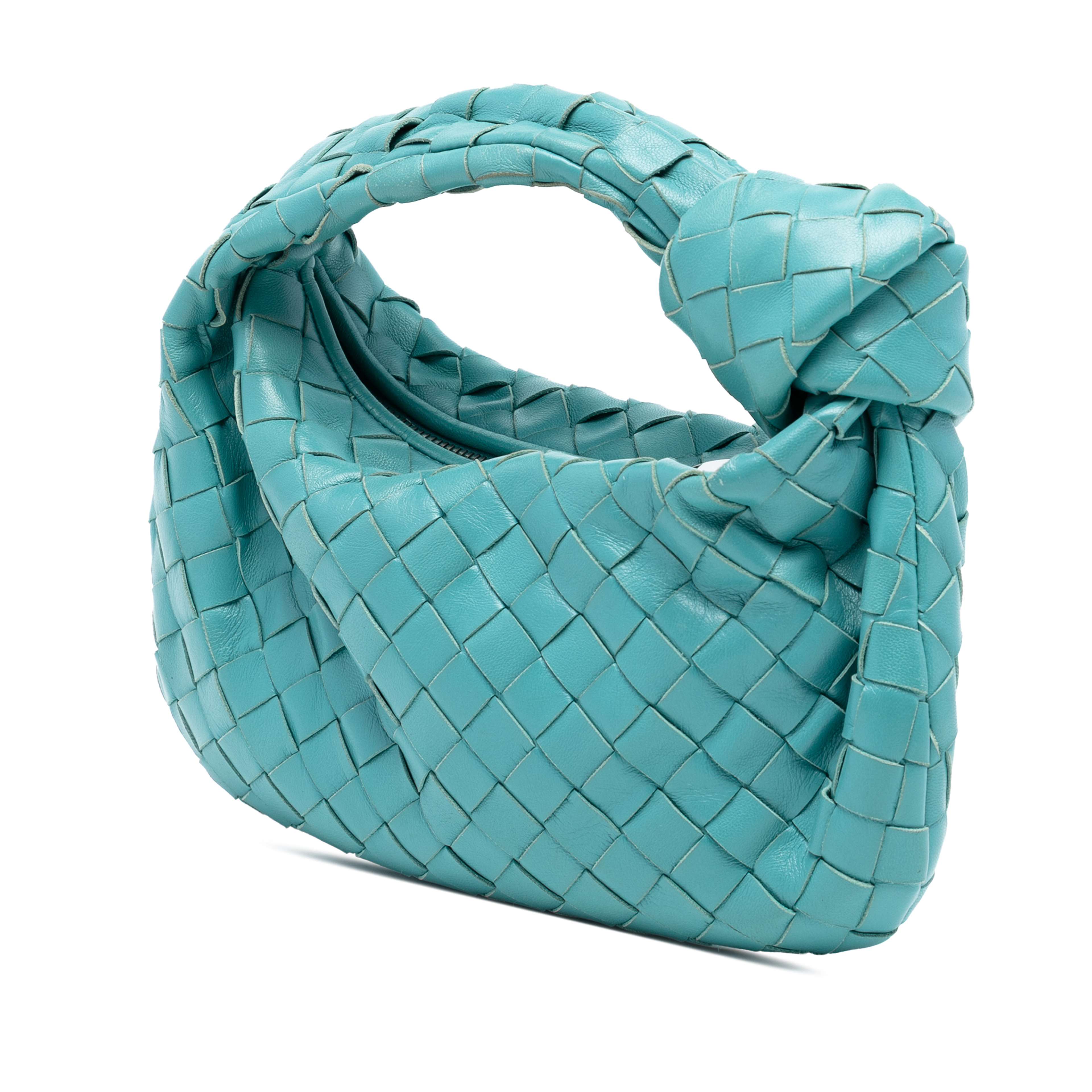 Bottega Veneta Mini Nappa Intrecciato Jodie, från Luxclusif, i färgen turquoise. Klicka för att öppna bilden i stort format