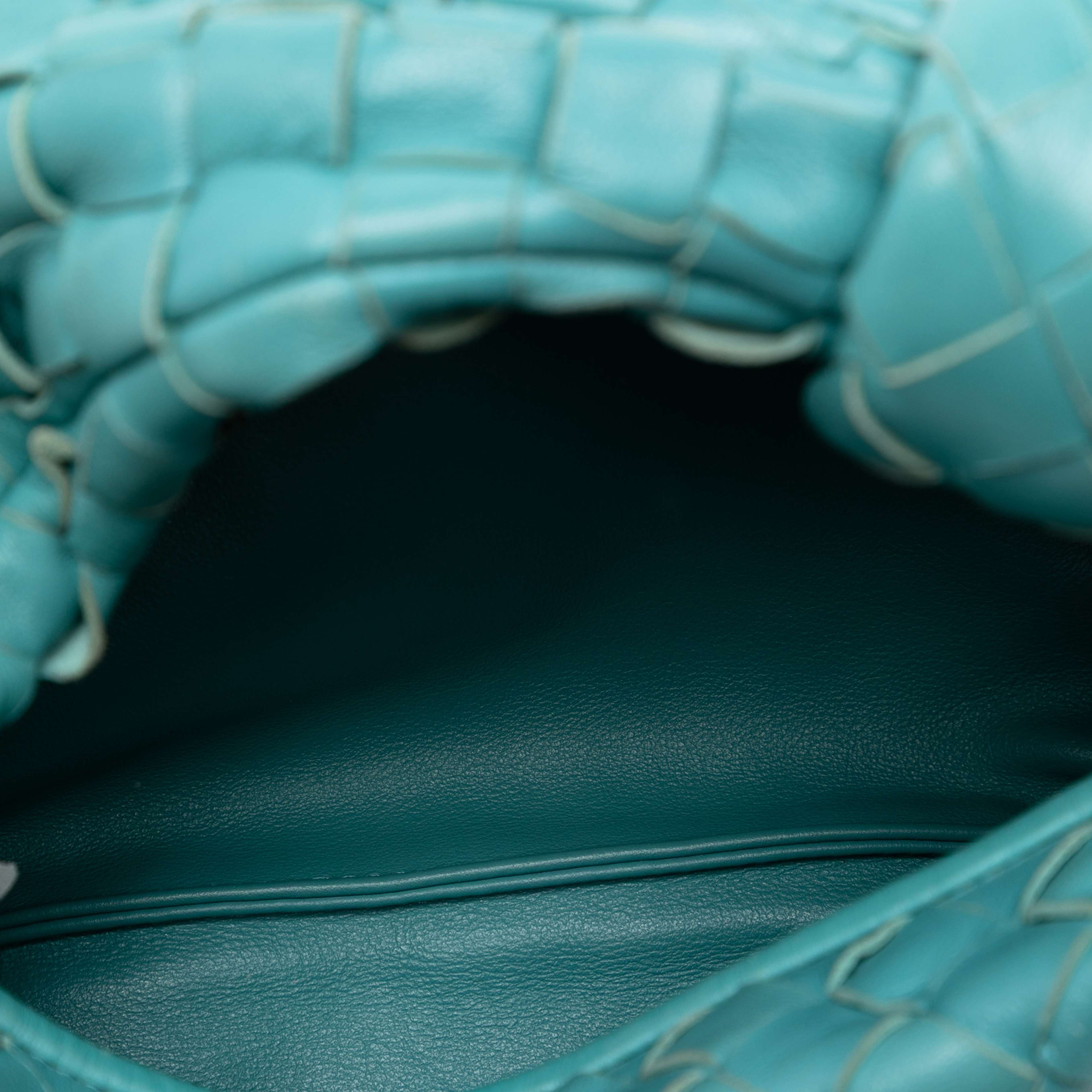 Bottega Veneta Mini Nappa Intrecciato Jodie, från Luxclusif, i färgen turquoise. Klicka för att öppna bilden i stort format