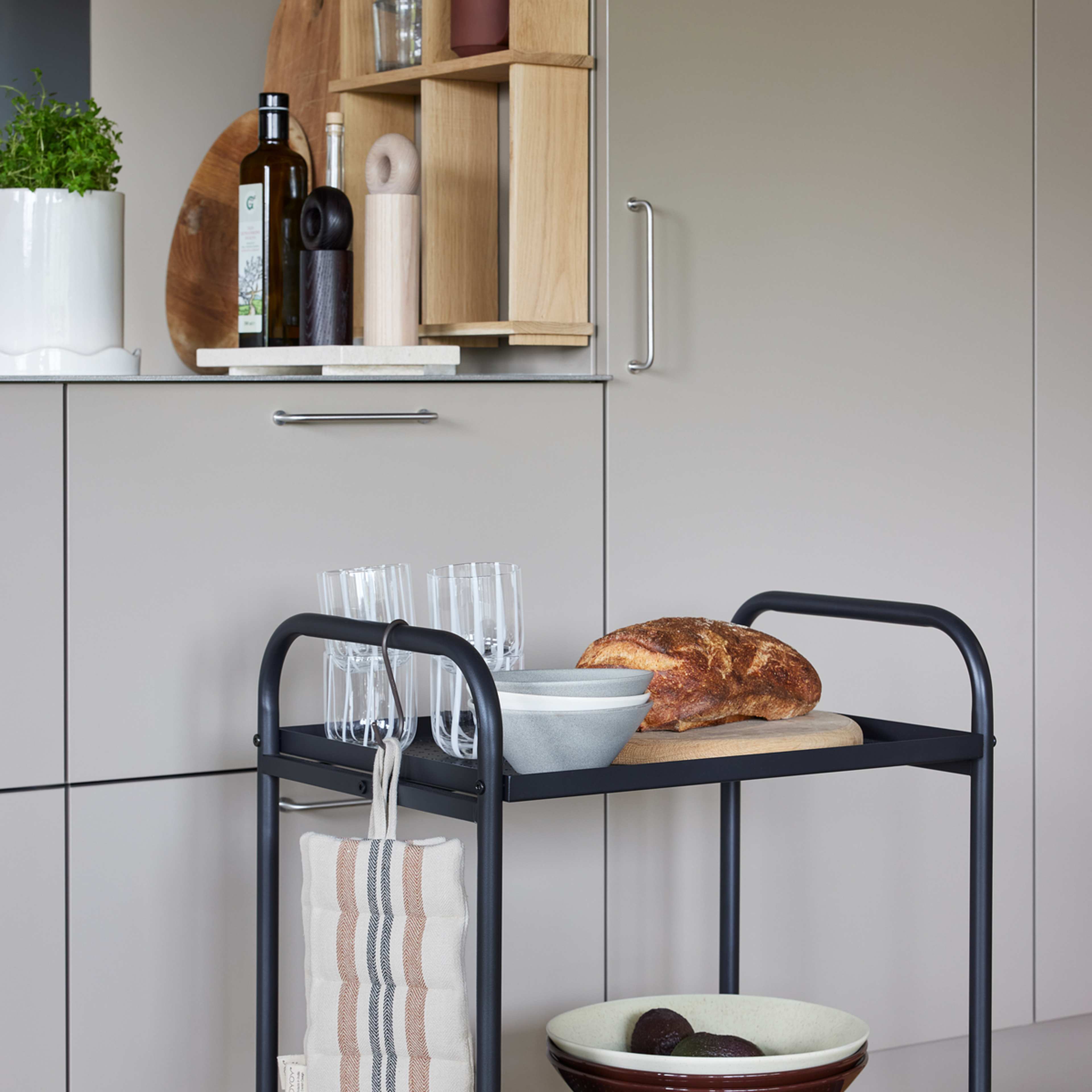 Hoop Mill Grinder, från OYOY Living, i färgen dark. Klicka för att öppna bilden i stort format