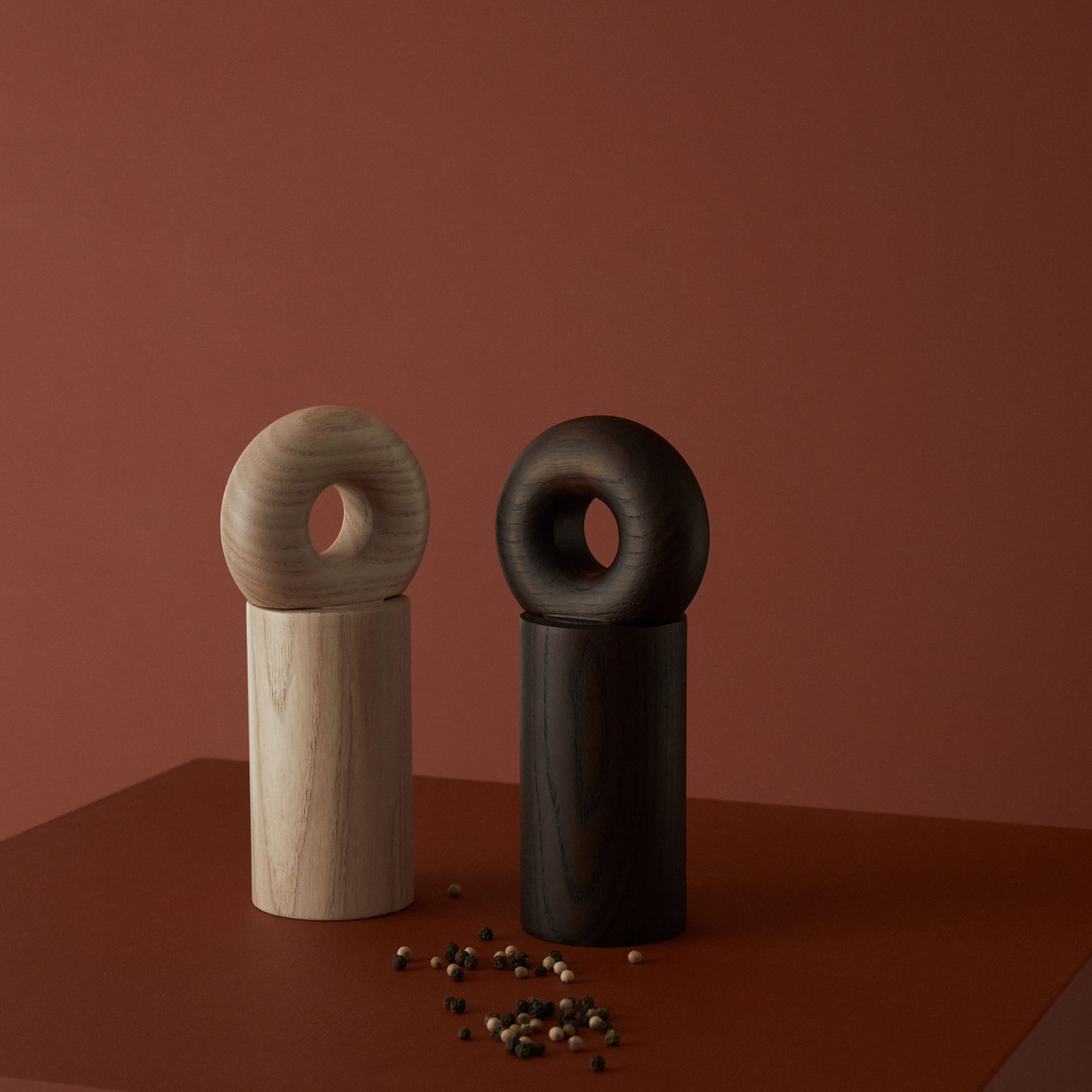 Hoop Mill Grinder, från OYOY Living, i färgen dark. Klicka för att öppna bilden i stort format