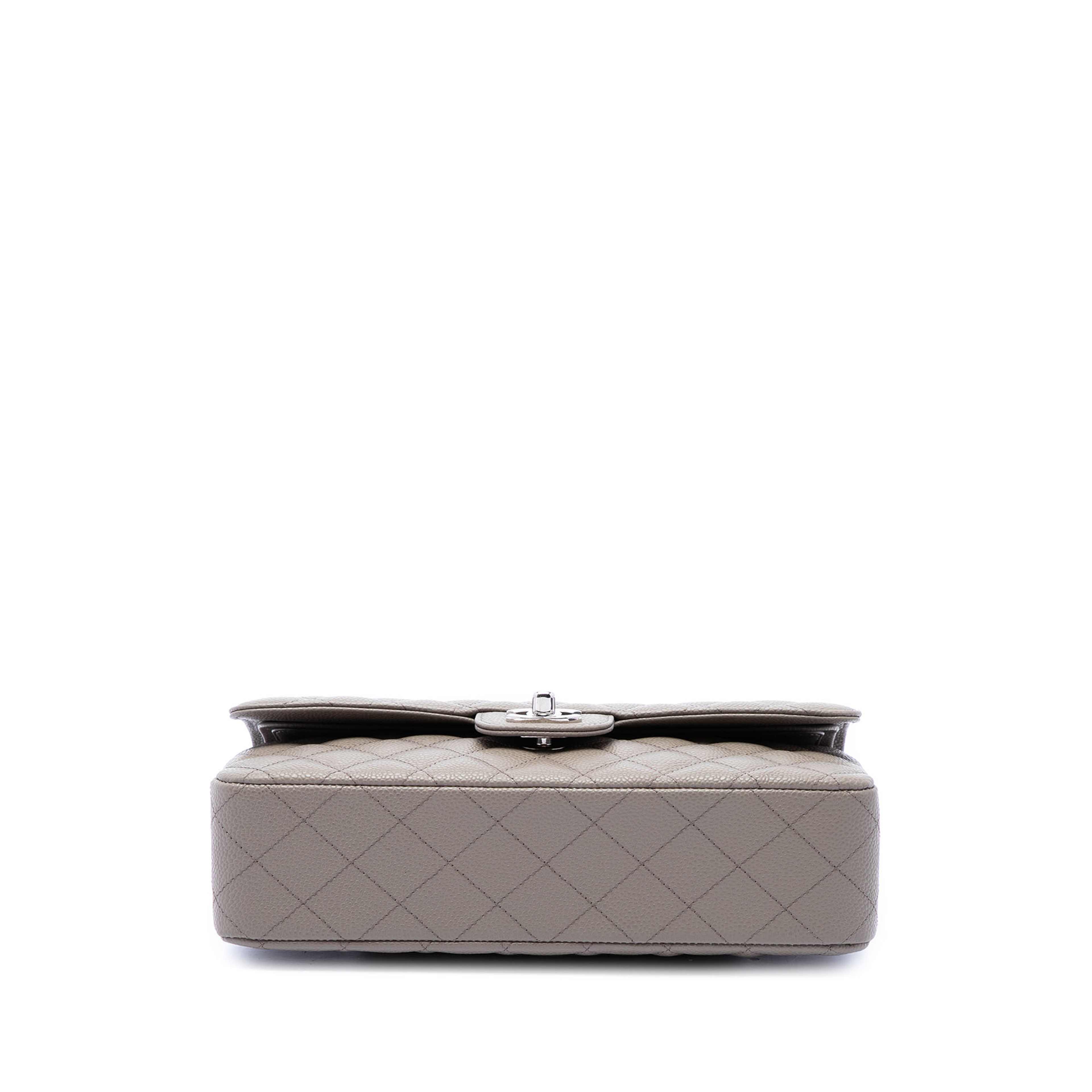 Chanel Medium Classic Caviar Double Flap, från Luxclusif, i färgen brun. Klicka för att öppna bilden i stort format