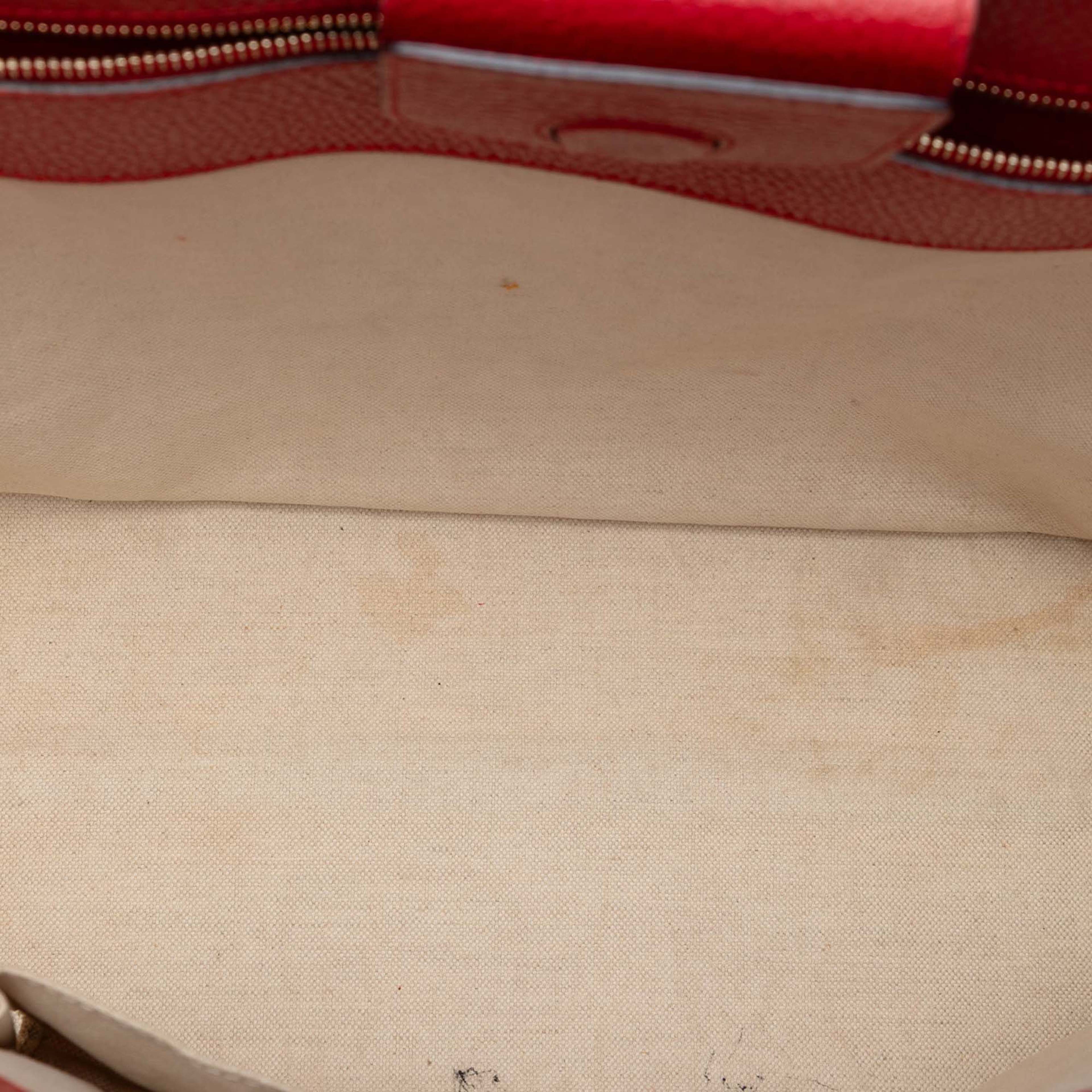 Gucci Medium Leather Swing Tote, från Luxclusif, i färgen red. Klicka för att öppna bilden i stort format