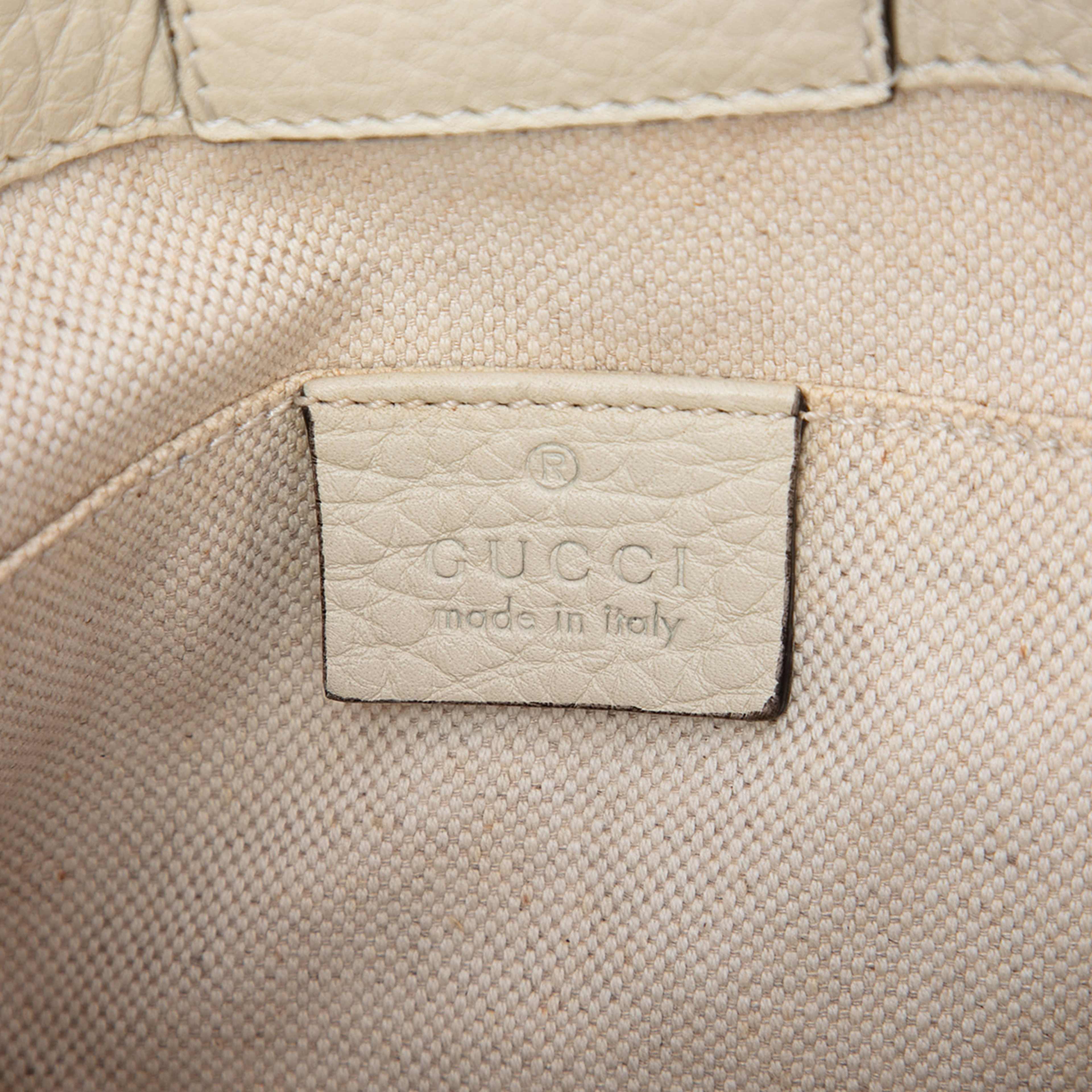 Gucci Mini Calfskin Bamboo Shopper Satchel, från Luxclusif, i färgen vit. Klicka för att öppna bilden i stort format