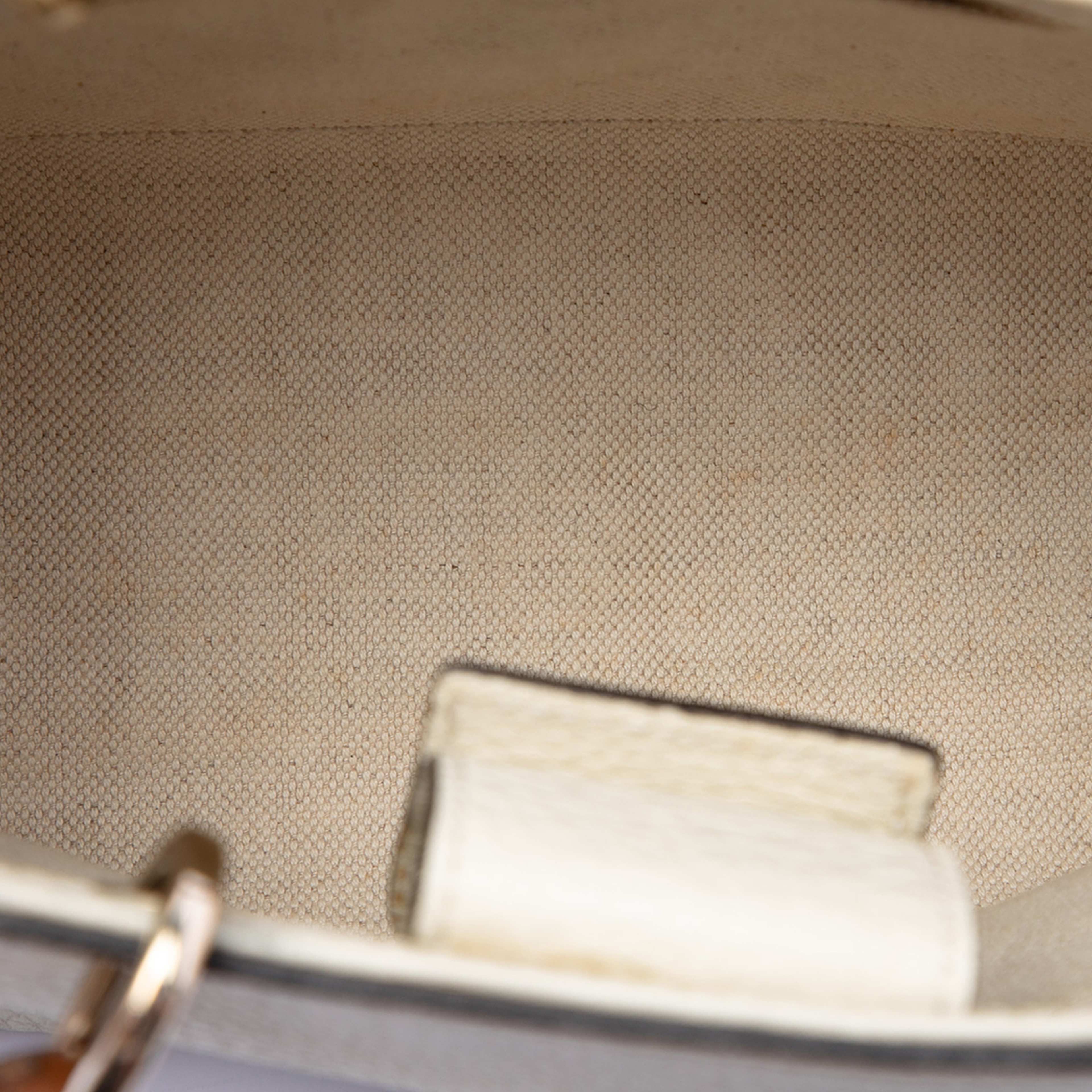 Gucci Mini Calfskin Bamboo Shopper Satchel, från Luxclusif, i färgen ivory. Klicka för att öppna bilden i stort format