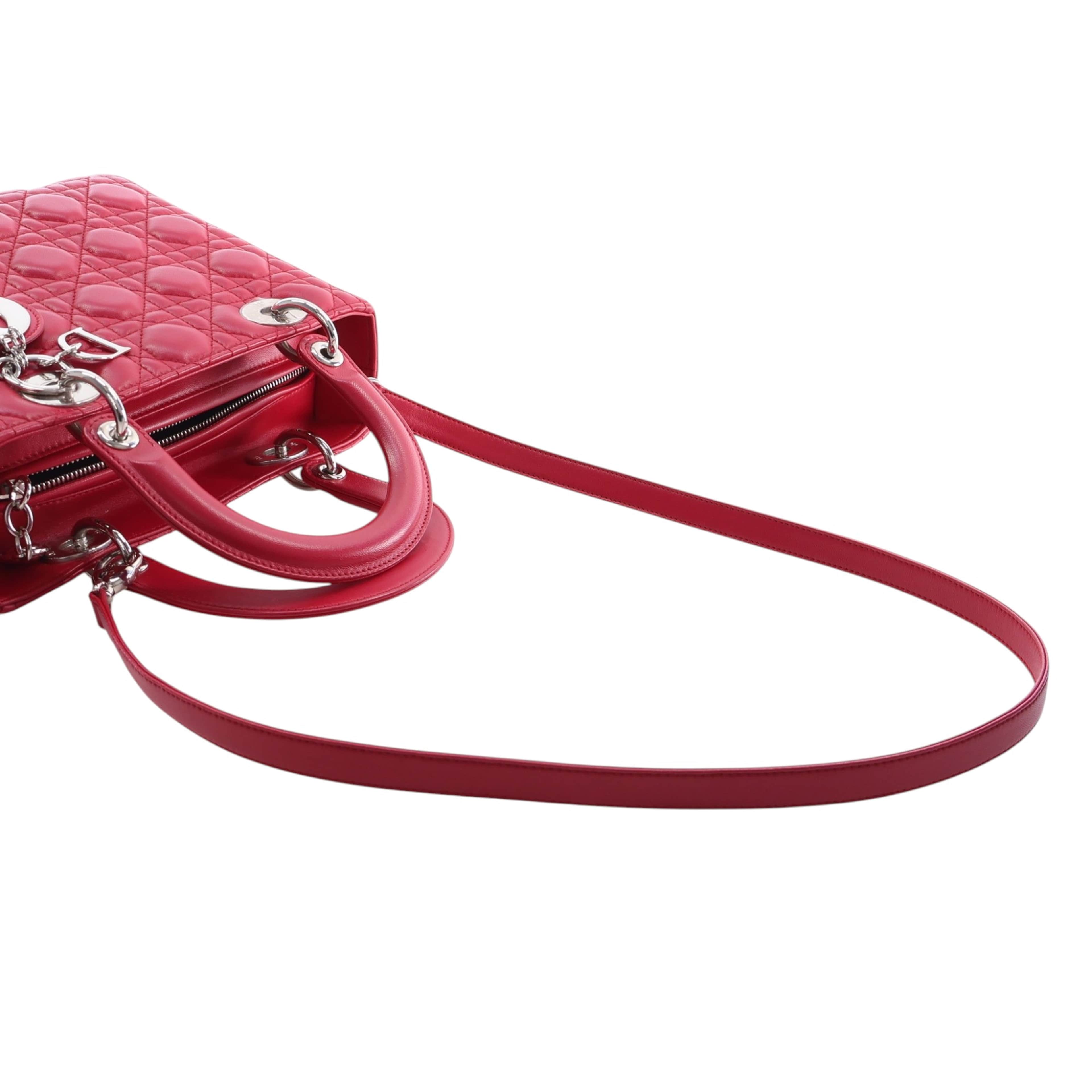 Dior Medium Lambskin Cannage Lady Dior, från Luxclusif, i färgen röd. Klicka för att öppna bilden i stort format