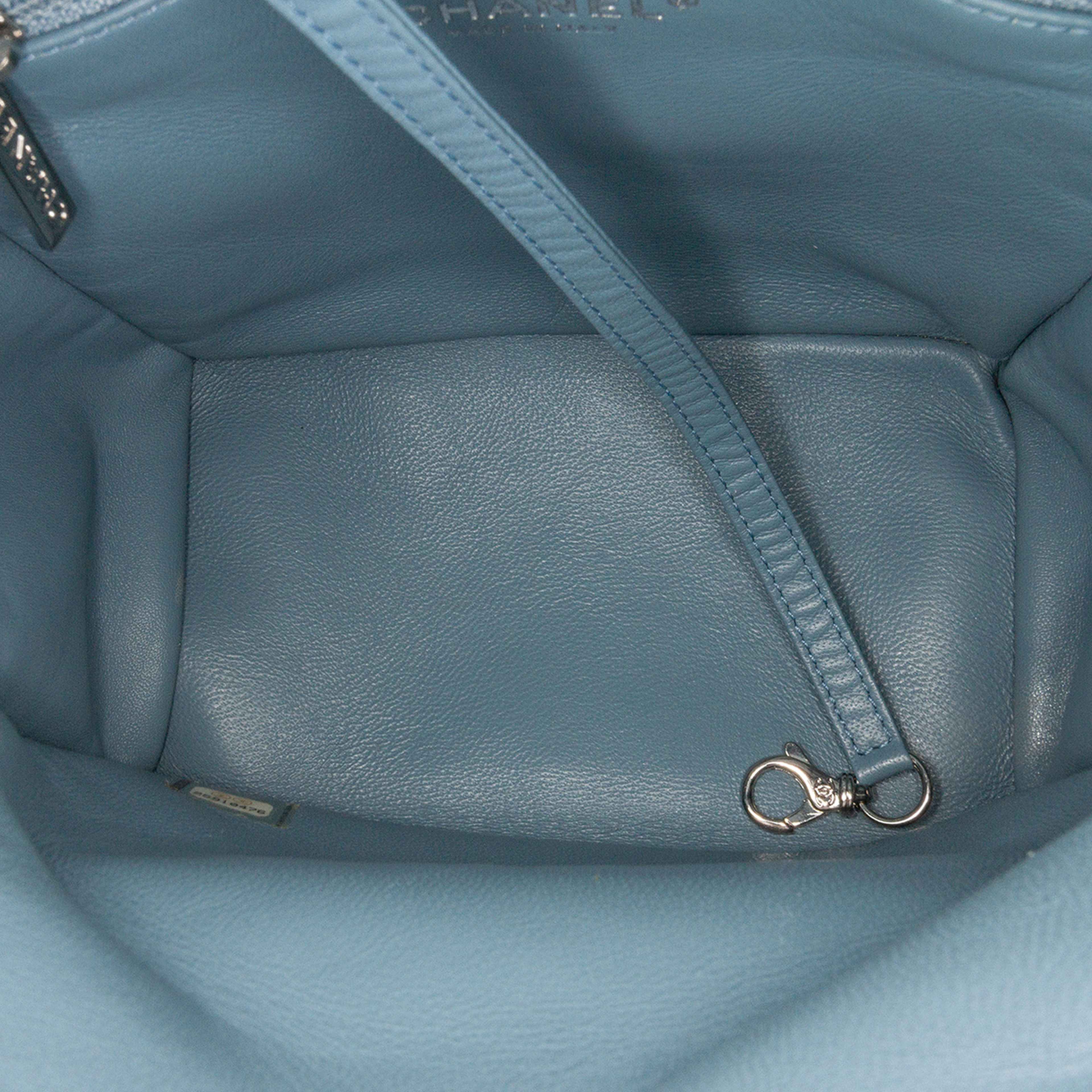 Chanel Mini Sequins And Lambskin Waterfall Backpack, från Luxclusif, i färgen light blue. Klicka för att öppna bilden i stort format
