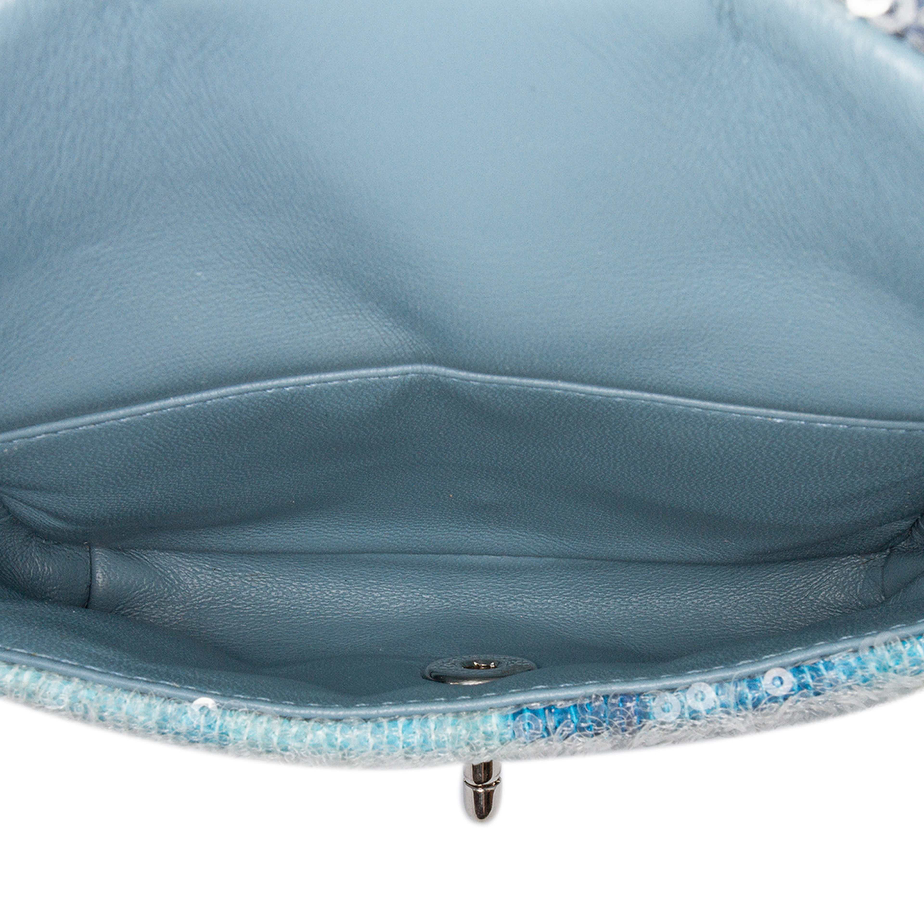 Chanel Mini Sequins And Lambskin Waterfall Backpack, från Luxclusif, i färgen light blue. Klicka för att öppna bilden i stort format
