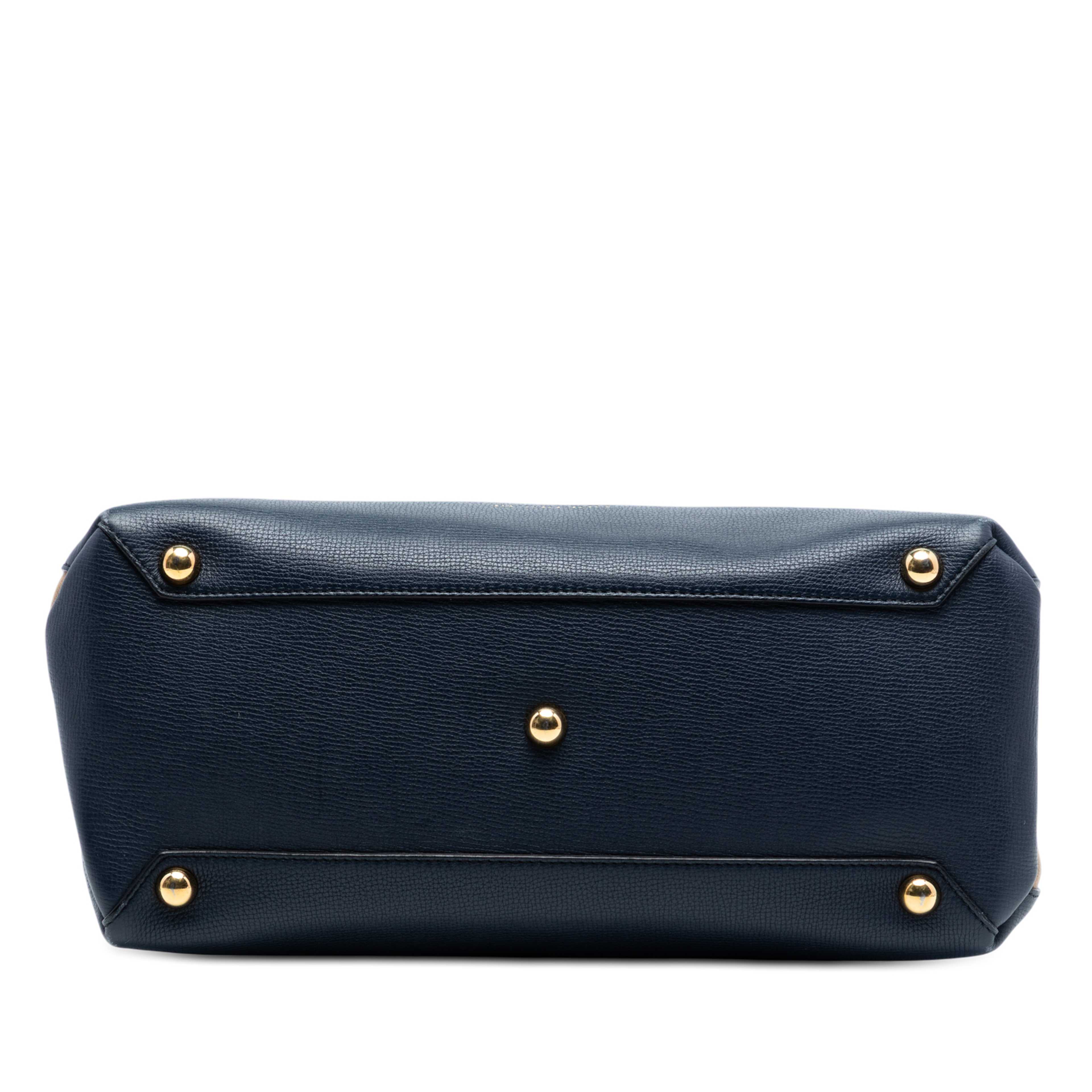 Burberry Medium Leather And House Check Banner Satchel, från Luxclusif, i färgen navy. Klicka för att öppna bilden i stort format