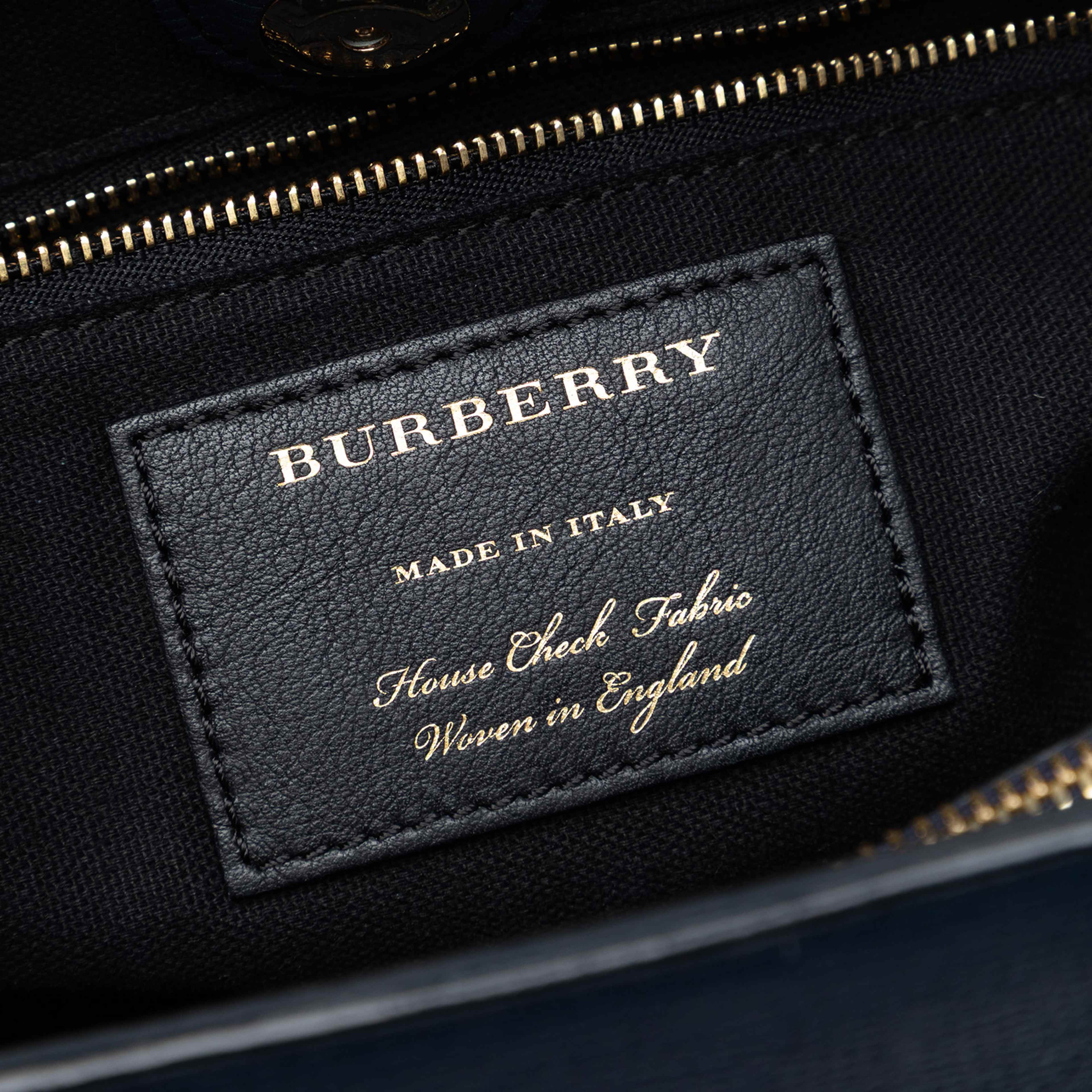 Burberry Medium Leather And House Check Banner Satchel, från Luxclusif, i färgen navy. Klicka för att öppna bilden i stort format
