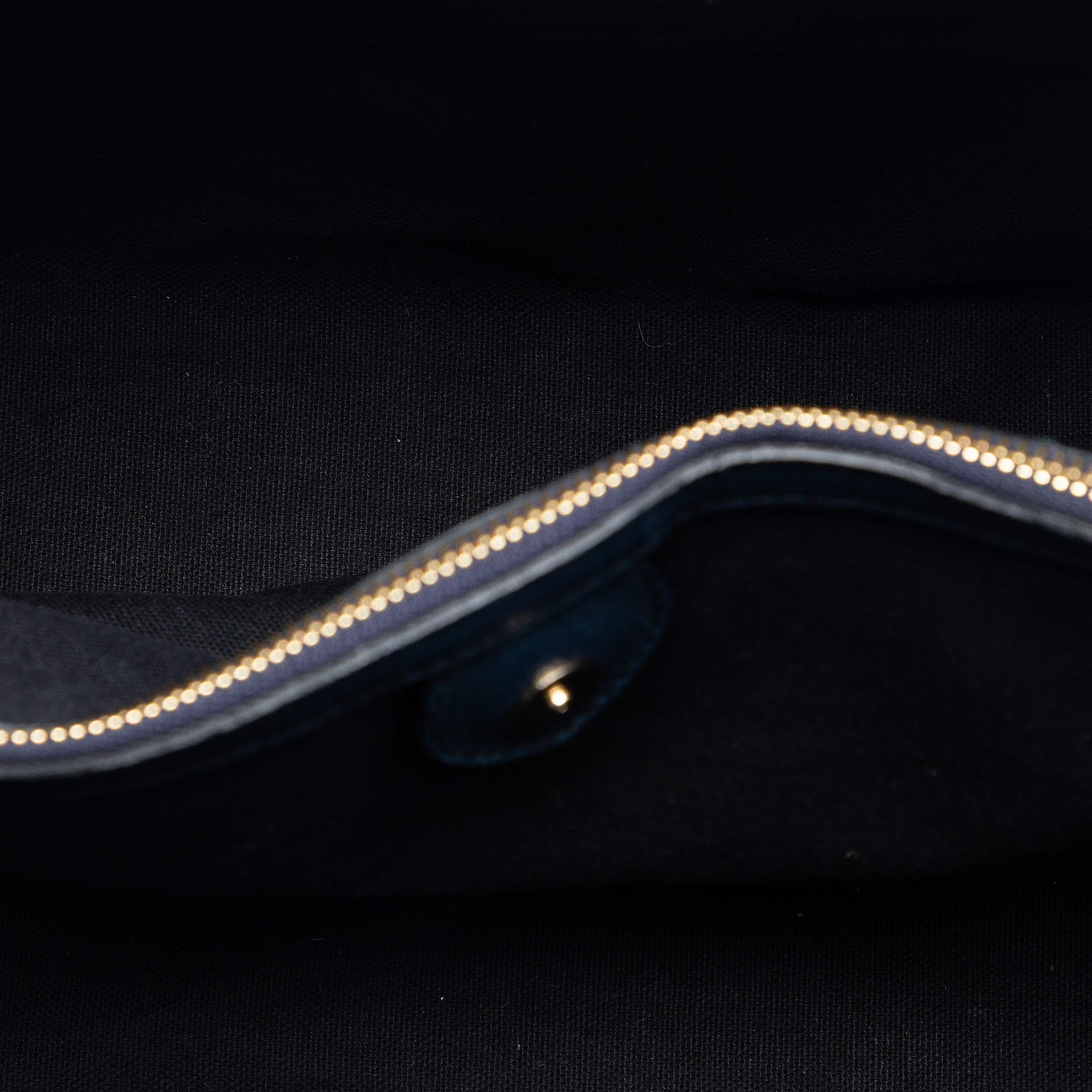 Burberry Medium Leather And House Check Banner Satchel, från Luxclusif, i färgen navy. Klicka för att öppna bilden i stort format