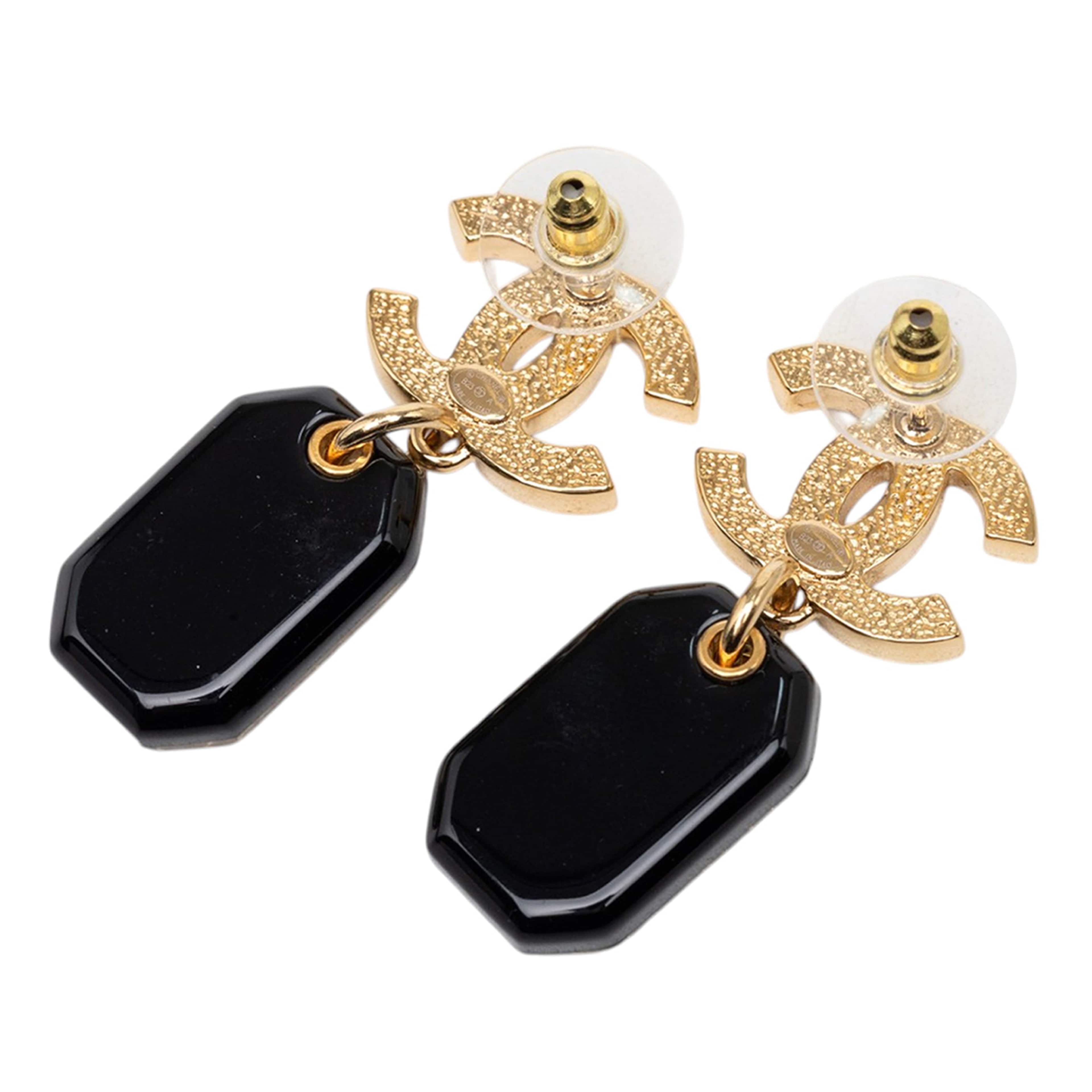 Chanel Cc Gold Plated Strass And Resin No 5 Drop Push Back Earrings, från Luxclusif, i färgen svart. Klicka för att öppna bilden i stort format