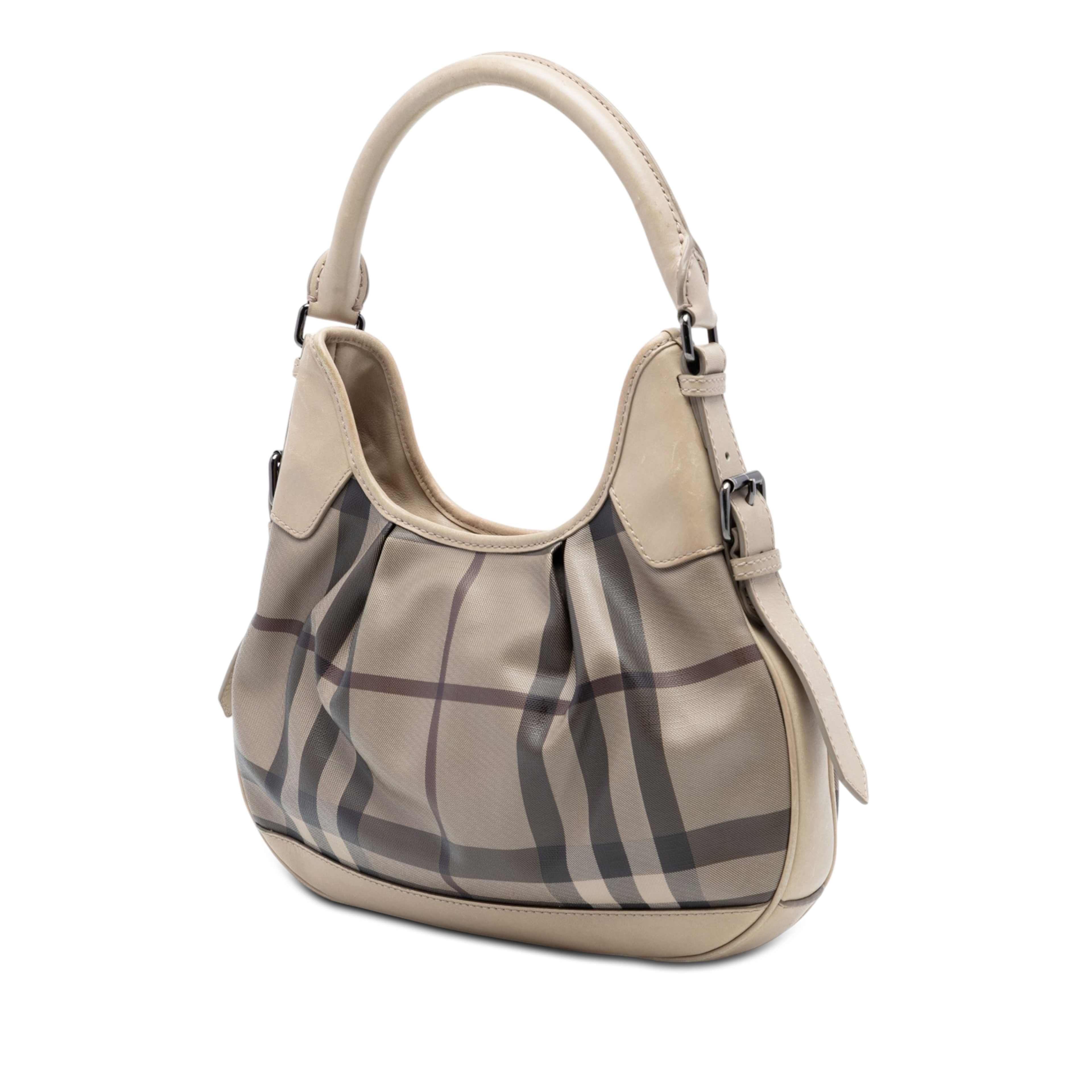 Burberry Smoked Check Coated Canvas Brooklyn Hobo, från Luxclusif, i färgen beige. Klicka för att öppna bilden i stort format