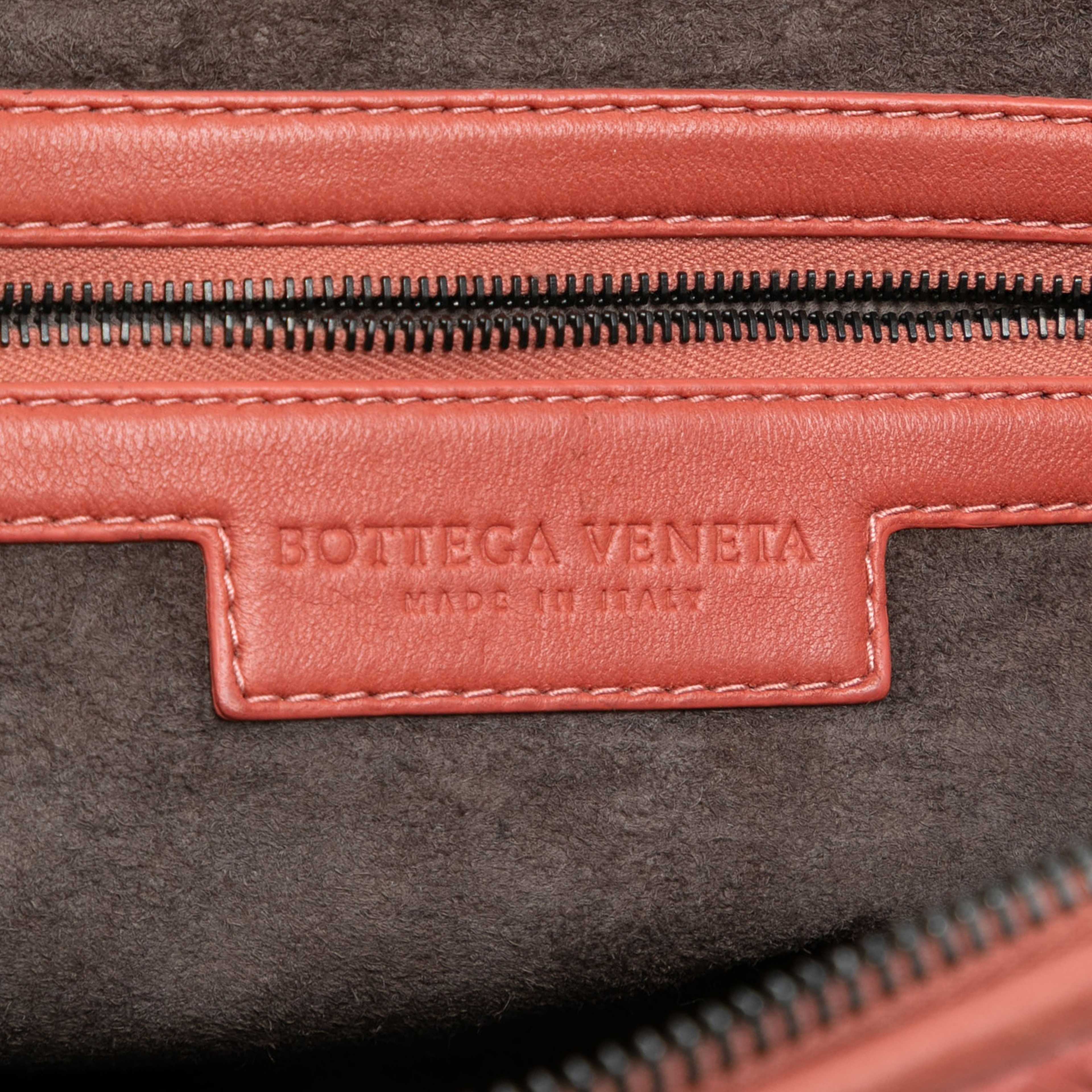Bottega Veneta Nappa Intrecciato Nodini Crossbody, från Luxclusif, i färgen salmon. Klicka för att öppna bilden i stort format