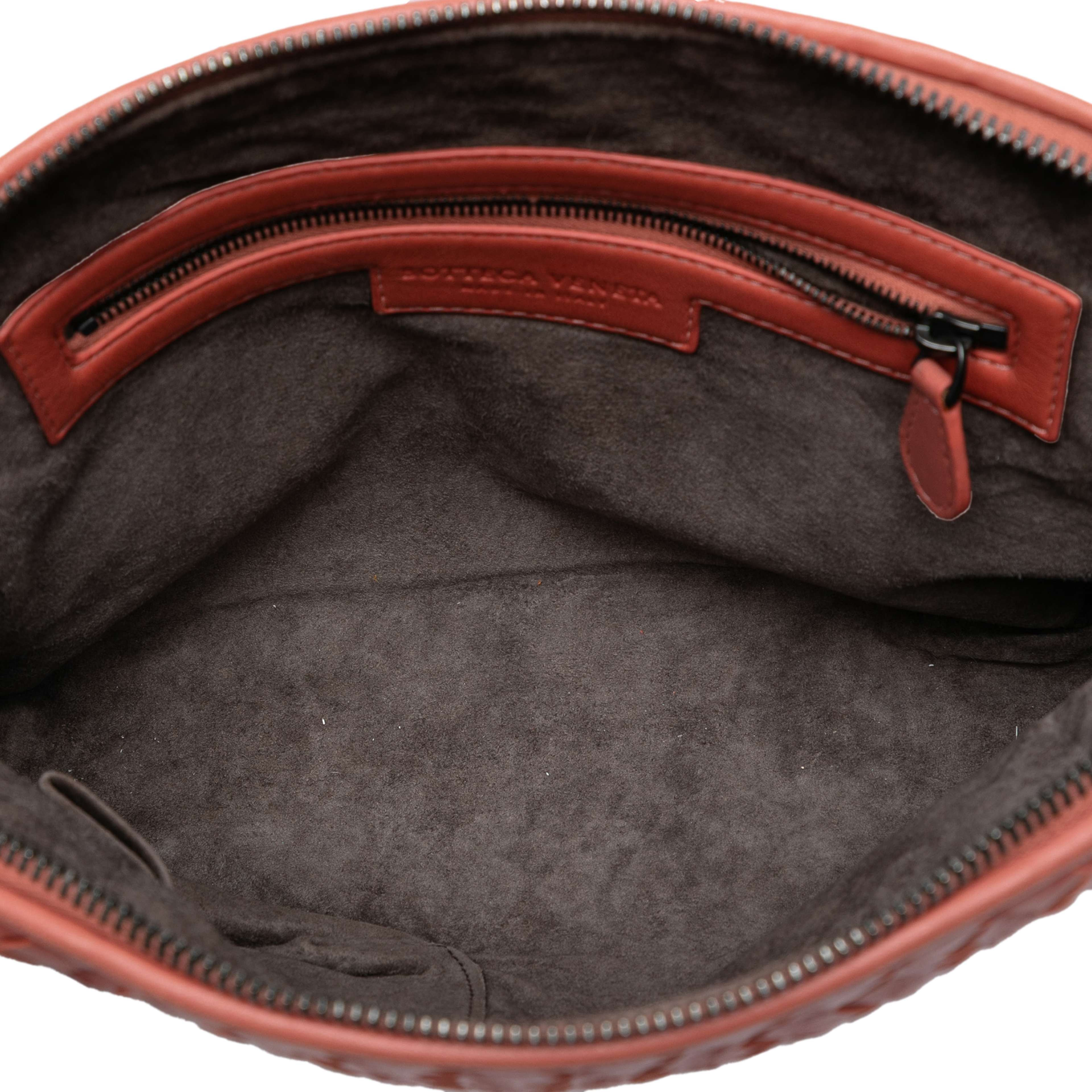 Bottega Veneta Nappa Intrecciato Nodini Crossbody, från Luxclusif, i färgen salmon. Klicka för att öppna bilden i stort format