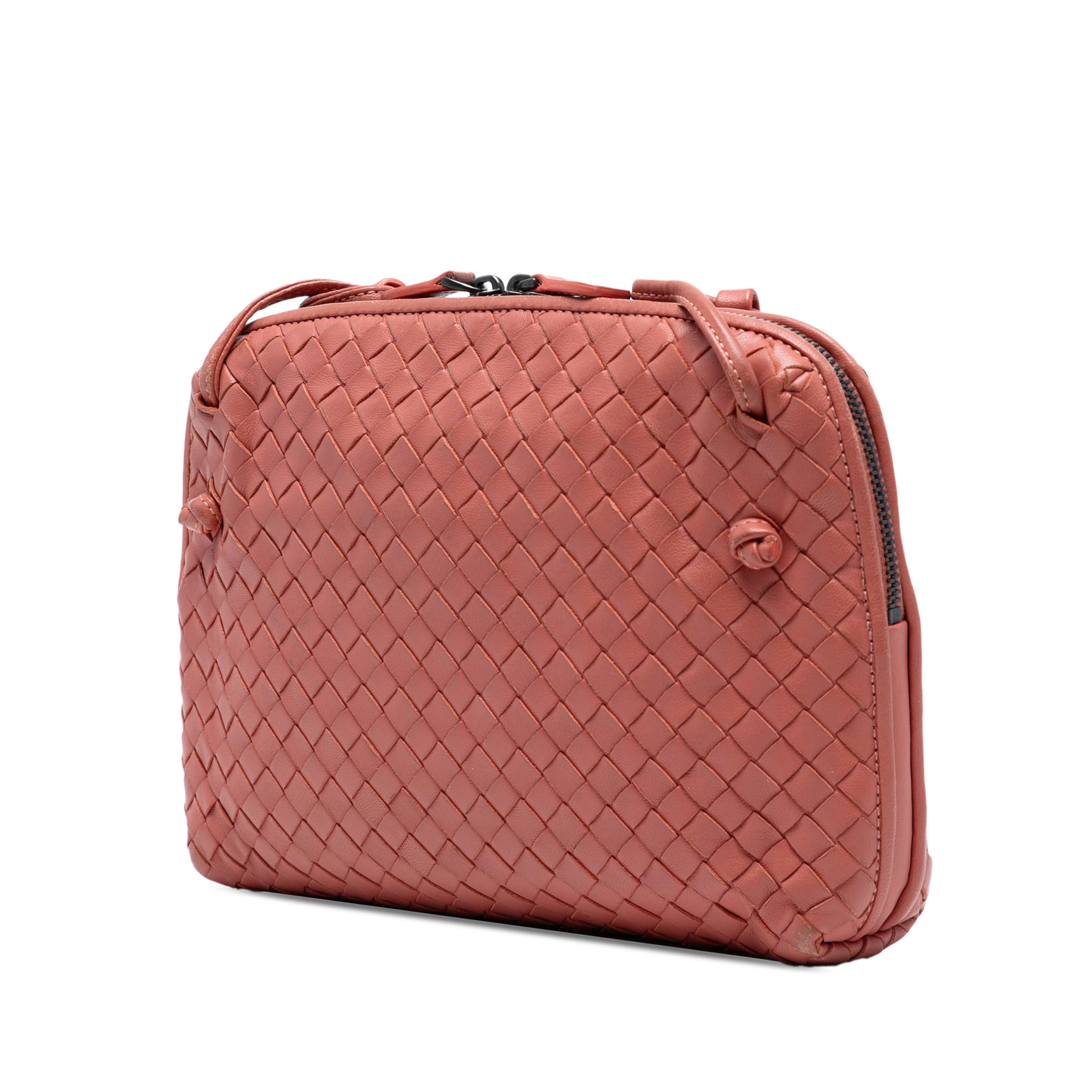 Bottega Veneta Nappa Intrecciato Nodini Crossbody, från Luxclusif, i färgen salmon. Klicka för att öppna bilden i stort format