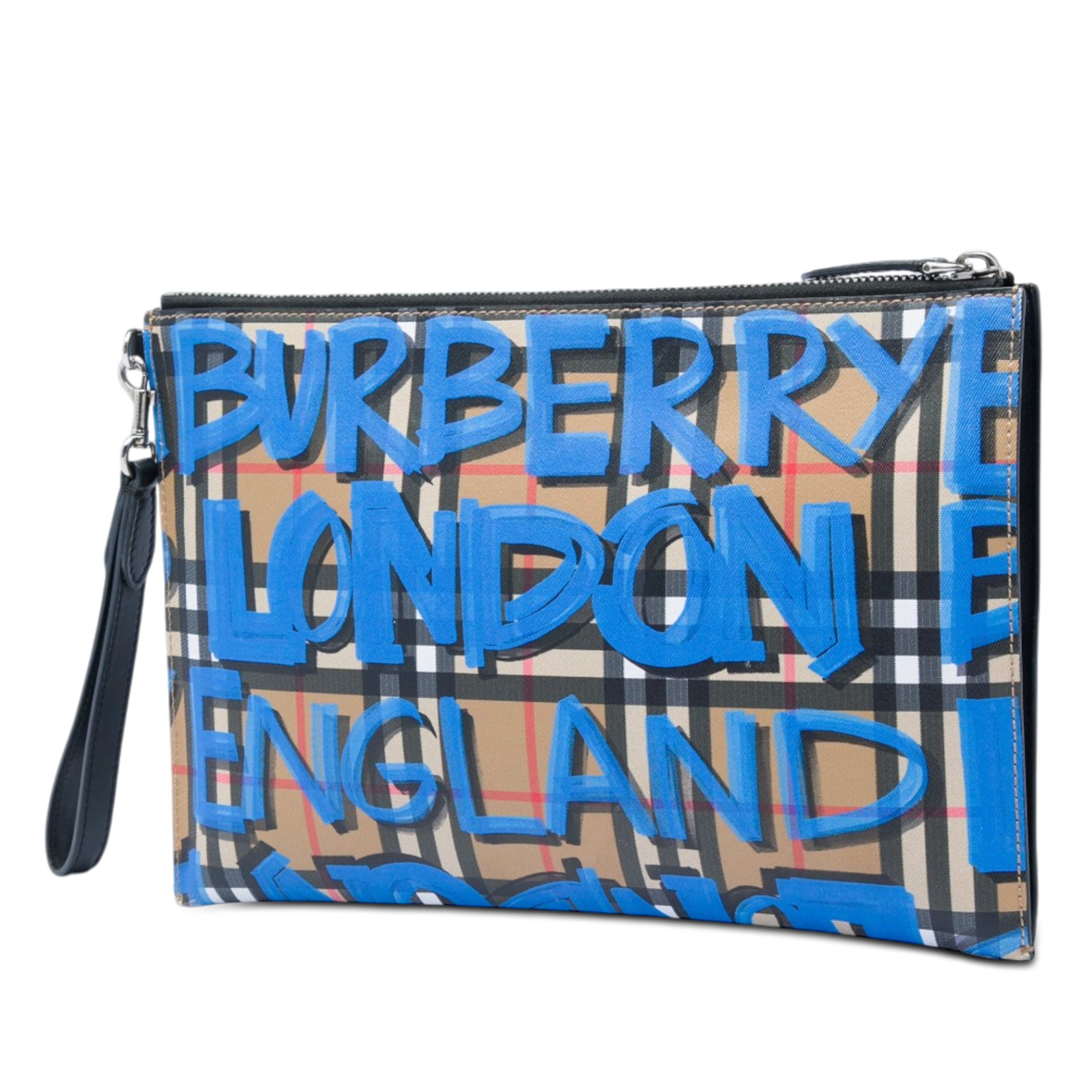 Burberry House Check Canvas Graffiti Zip Pouch, från Luxclusif, i färgen beige. Klicka för att öppna bilden i stort format
