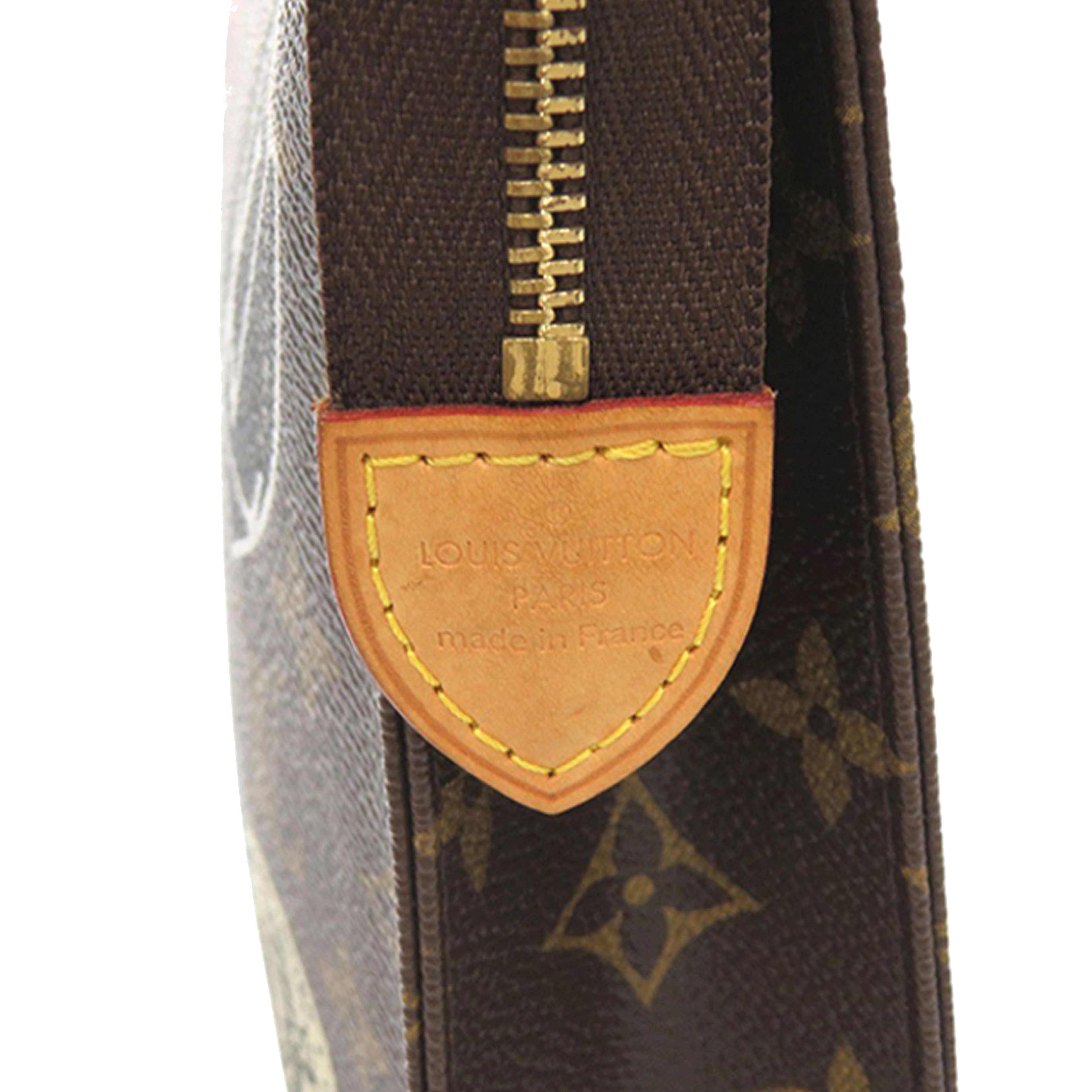 Louis Vuitton Monogram World Tour Toiletry Pouch 26, från Luxclusif, i färgen brown. Klicka för att öppna bilden i stort format