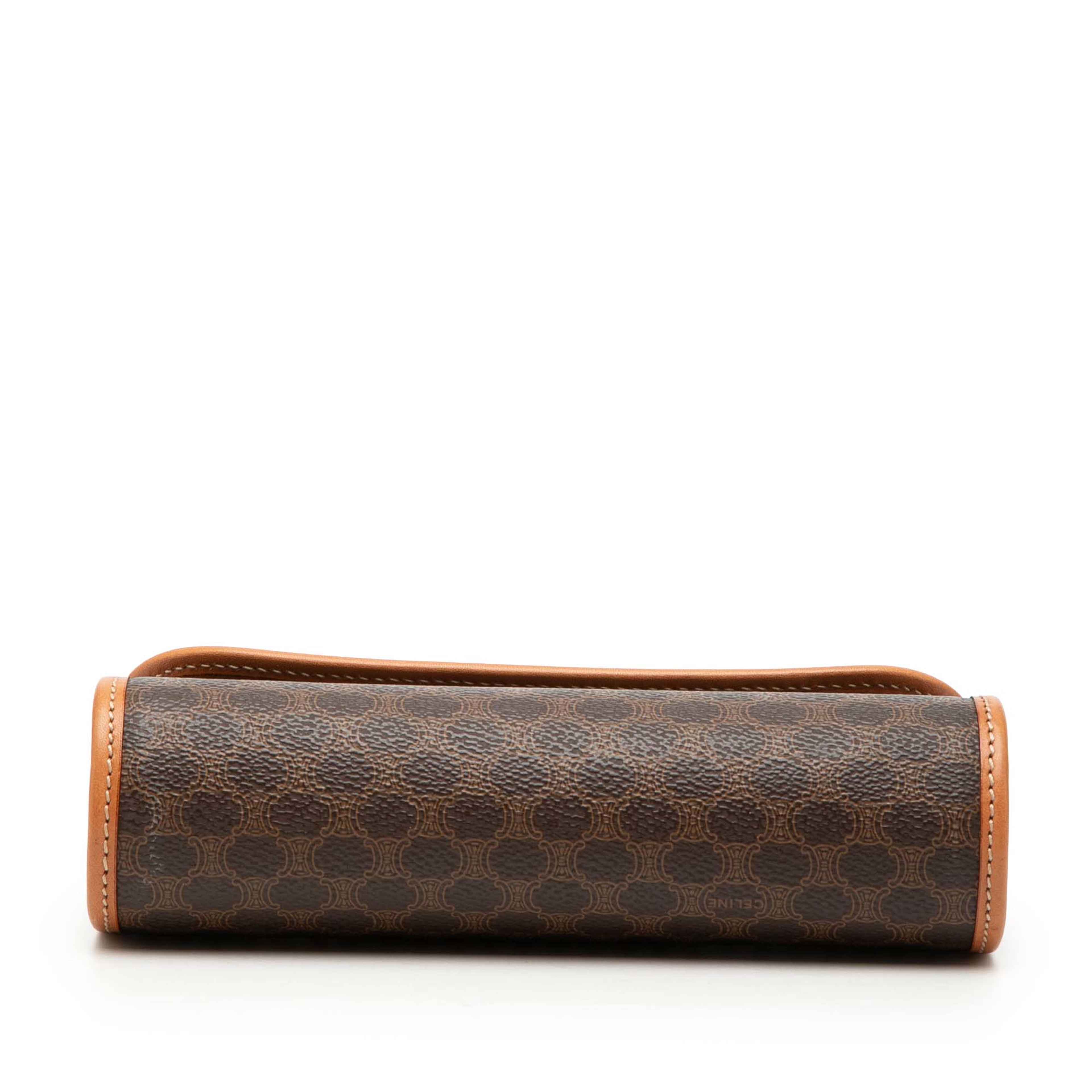 Celine Macadam Coated Canvas Clutch, från Luxclusif, i färgen brun. Klicka för att öppna bilden i stort format