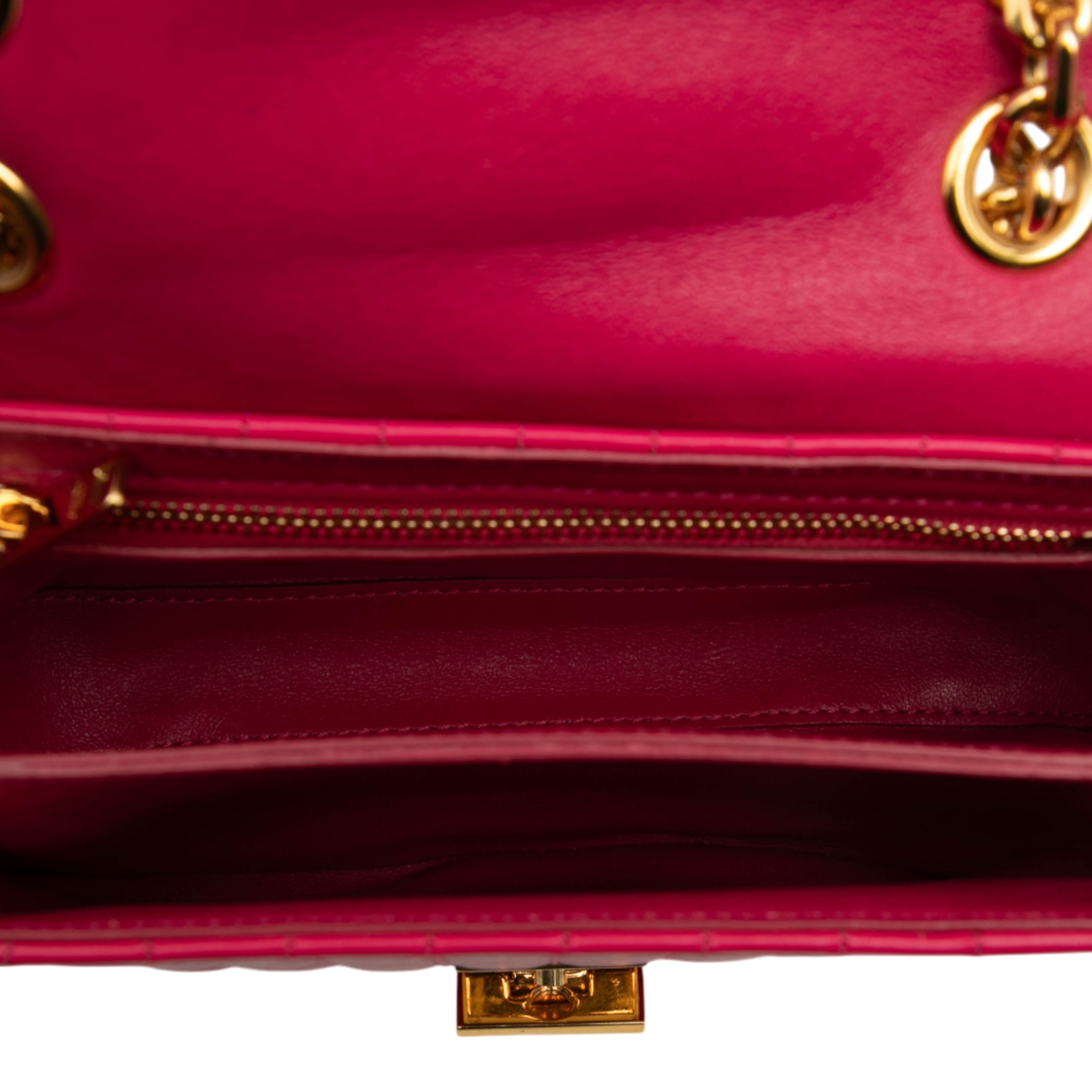 Celine Small Quilted Calfskin C Bag, från Luxclusif, i färgen hot pink. Klicka för att öppna bilden i stort format