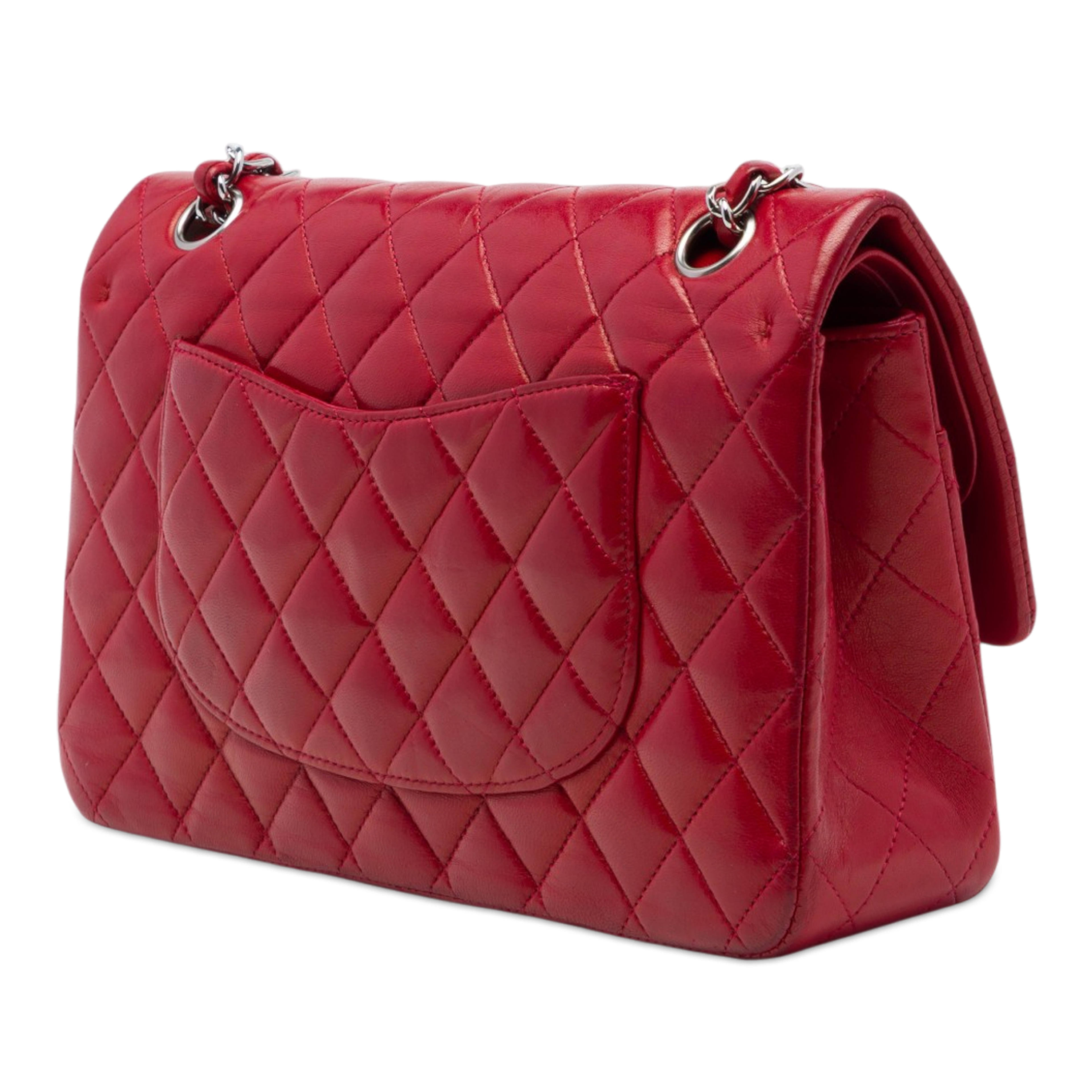 Chanel Medium Classic Lambskin Double Flap, från Luxclusif, i färgen röd. Klicka för att öppna bilden i stort format
