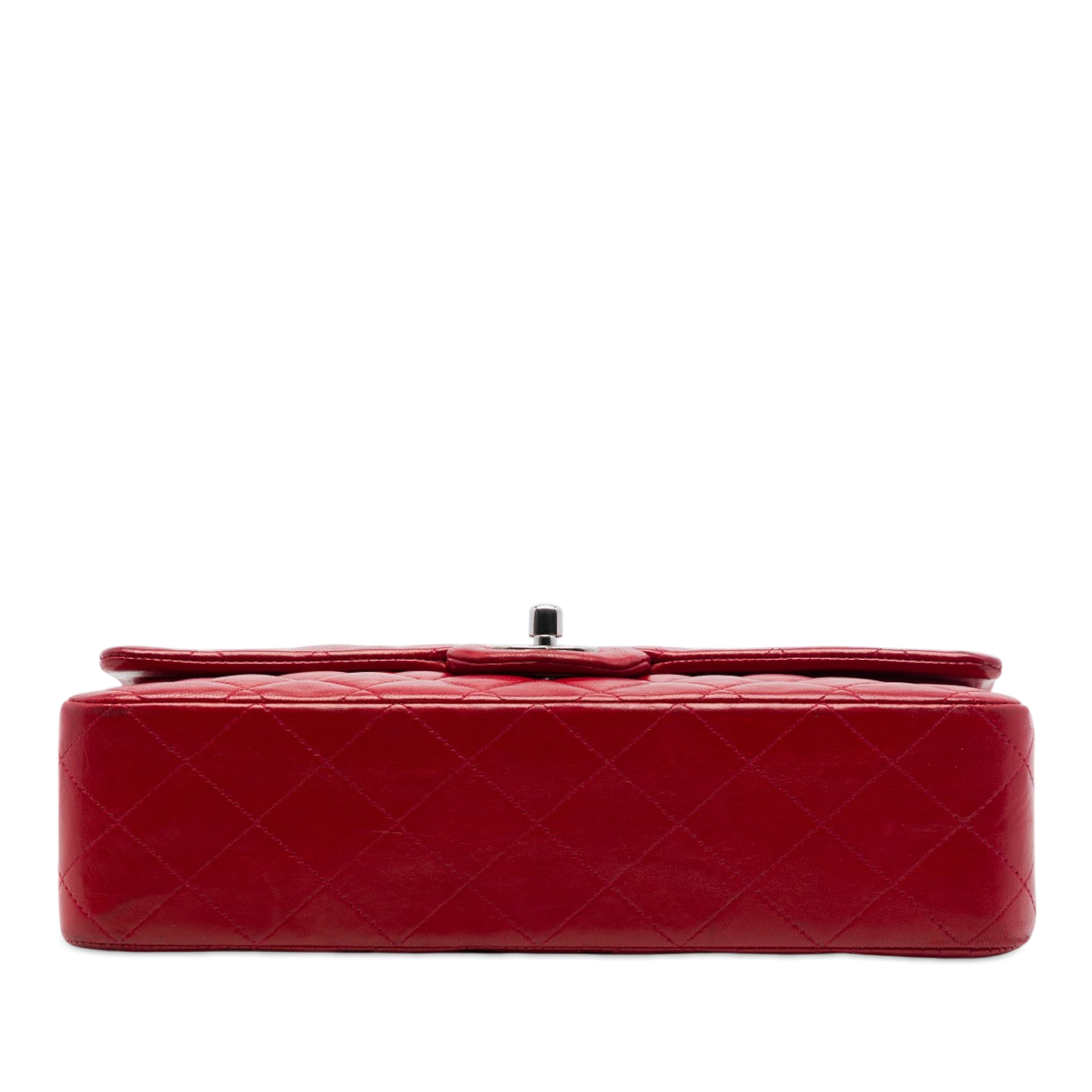 Chanel Medium Classic Lambskin Double Flap, från Luxclusif, i färgen röd. Klicka för att öppna bilden i stort format