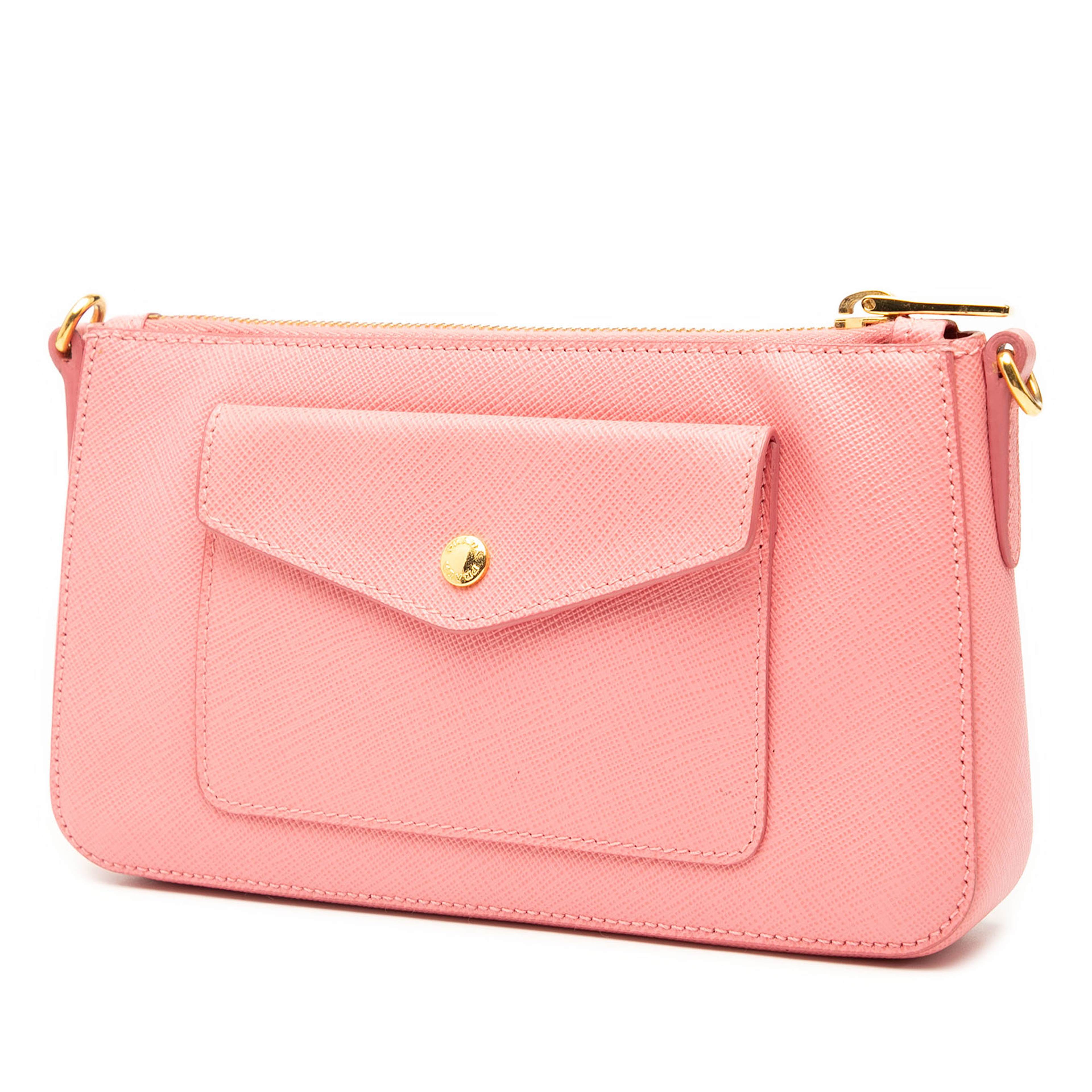 Prada Saffiano Lux Front Pocket Crossbody, från Luxclusif, i färgen pink. Klicka för att öppna bilden i stort format