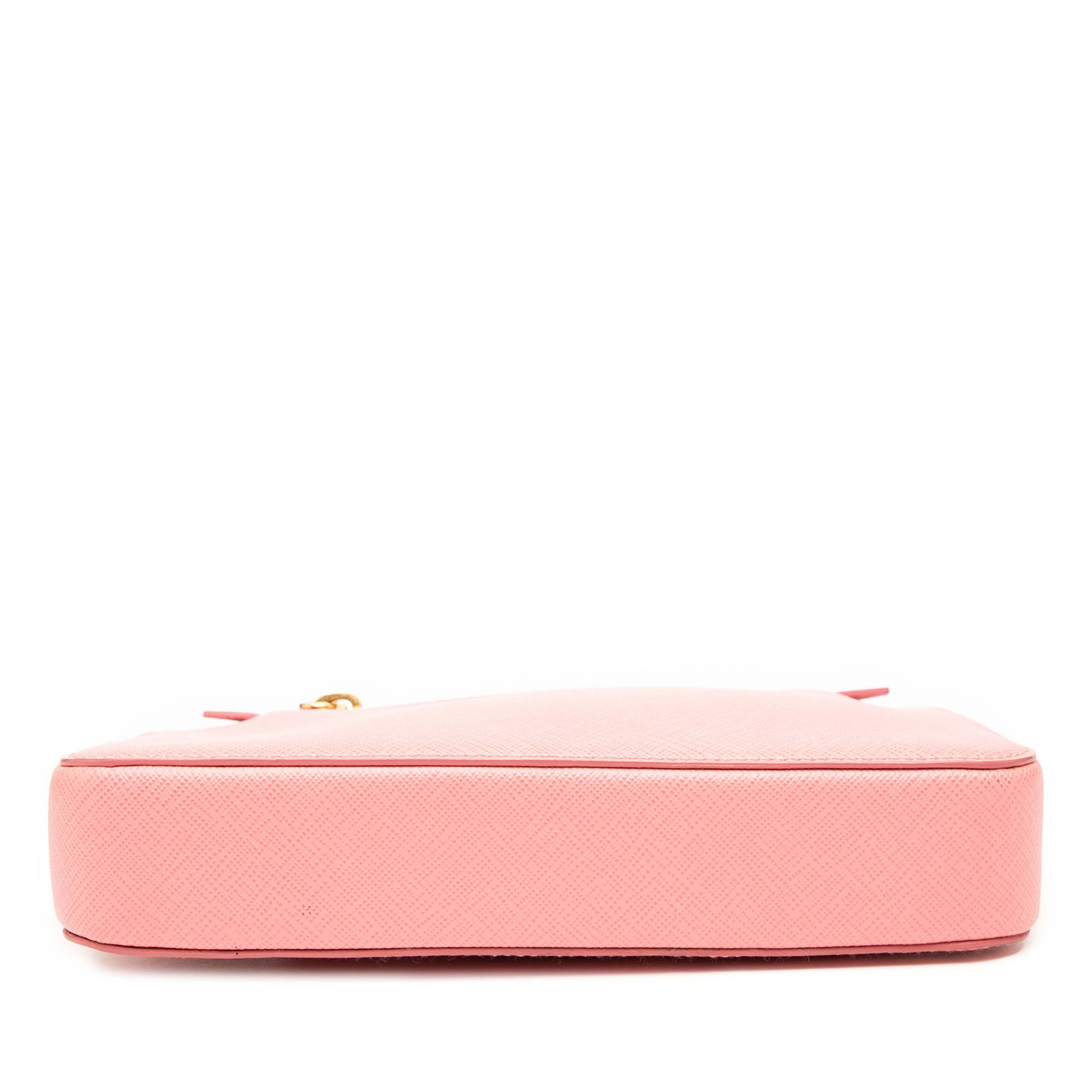 Prada Saffiano Lux Front Pocket Crossbody, från Luxclusif, i färgen pink. Klicka för att öppna bilden i stort format