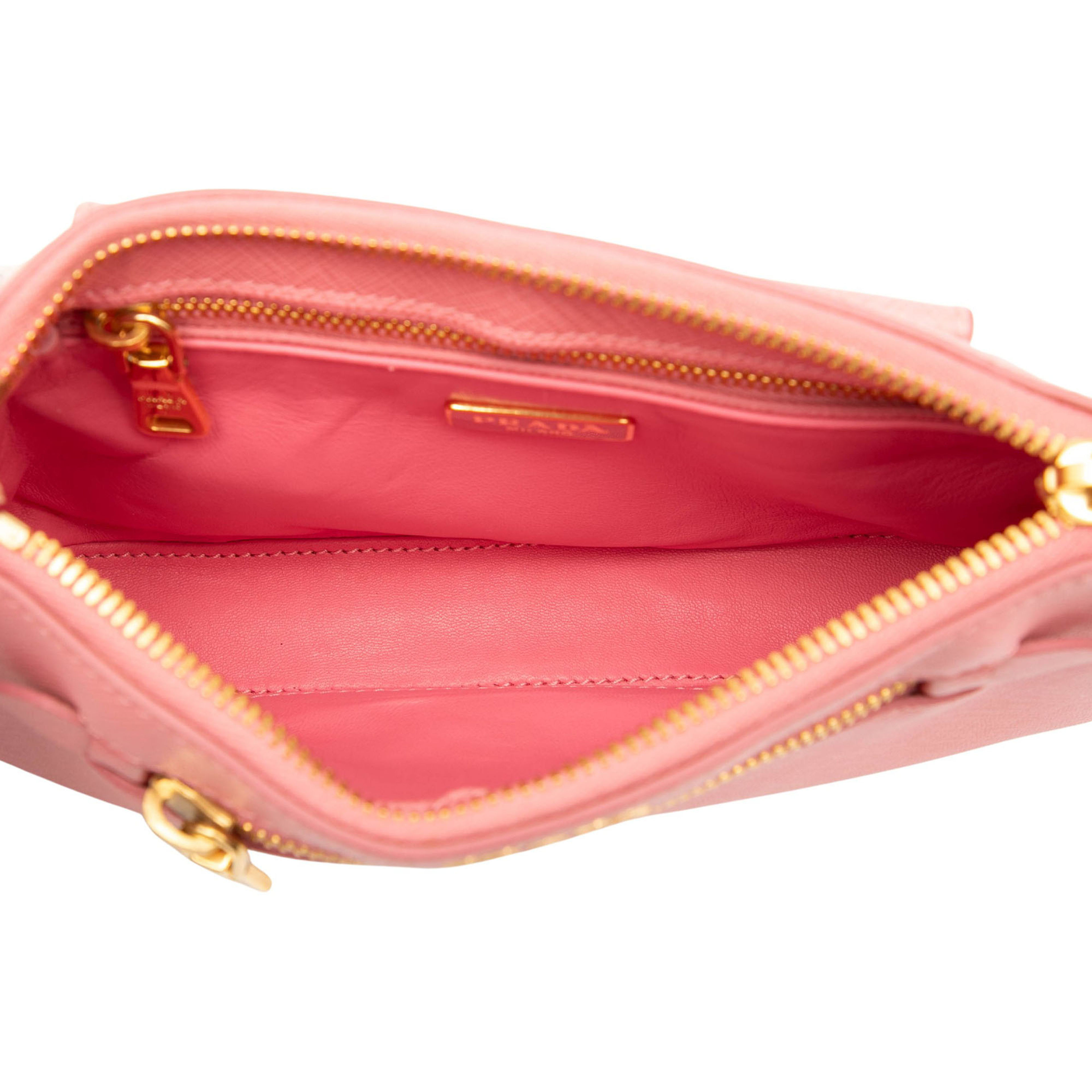 Prada Saffiano Lux Front Pocket Crossbody, från Luxclusif, i färgen pink. Klicka för att öppna bilden i stort format