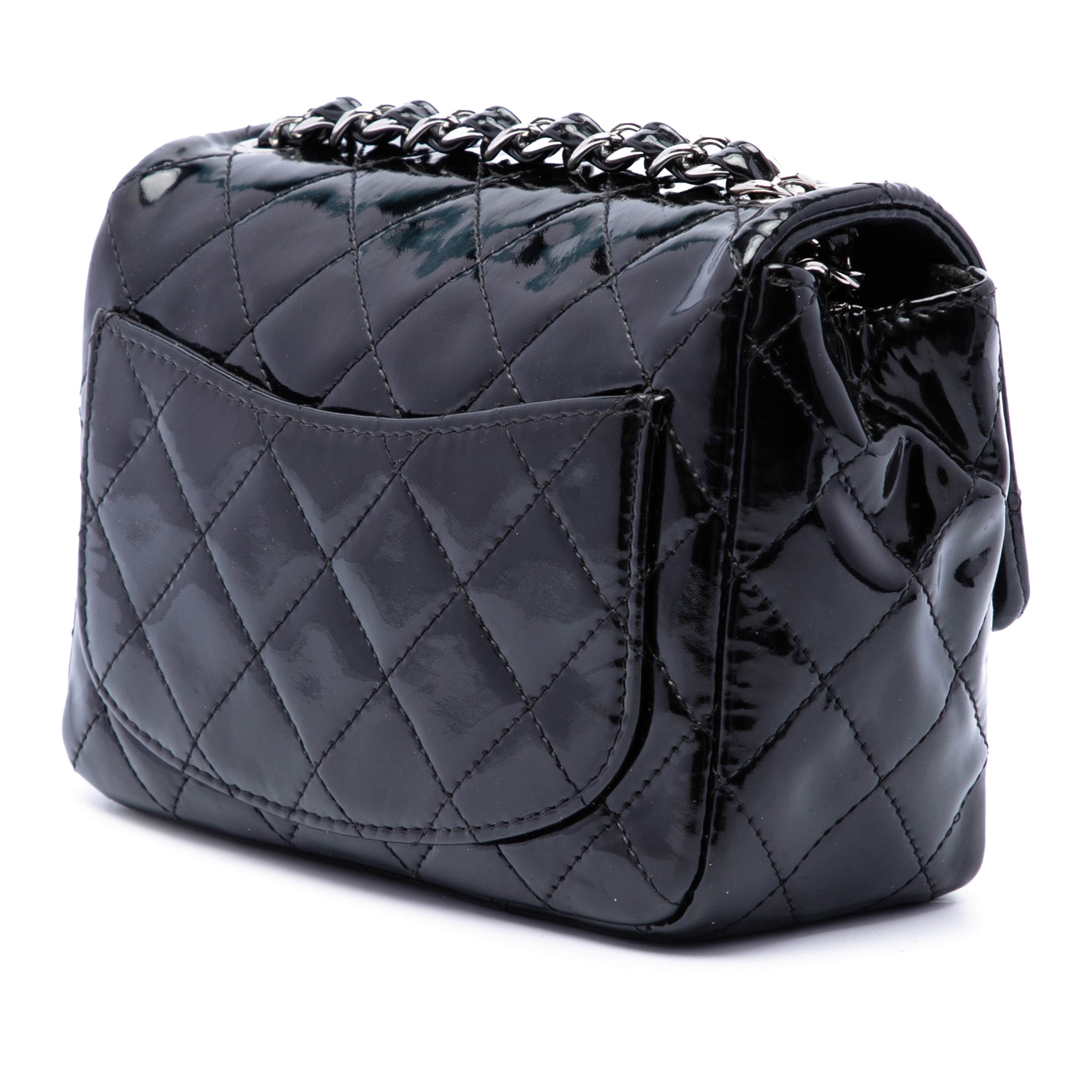 Chanel Mini Square Classic Patent Single Flap, från Luxclusif, i färgen svart. Klicka för att öppna bilden i stort format