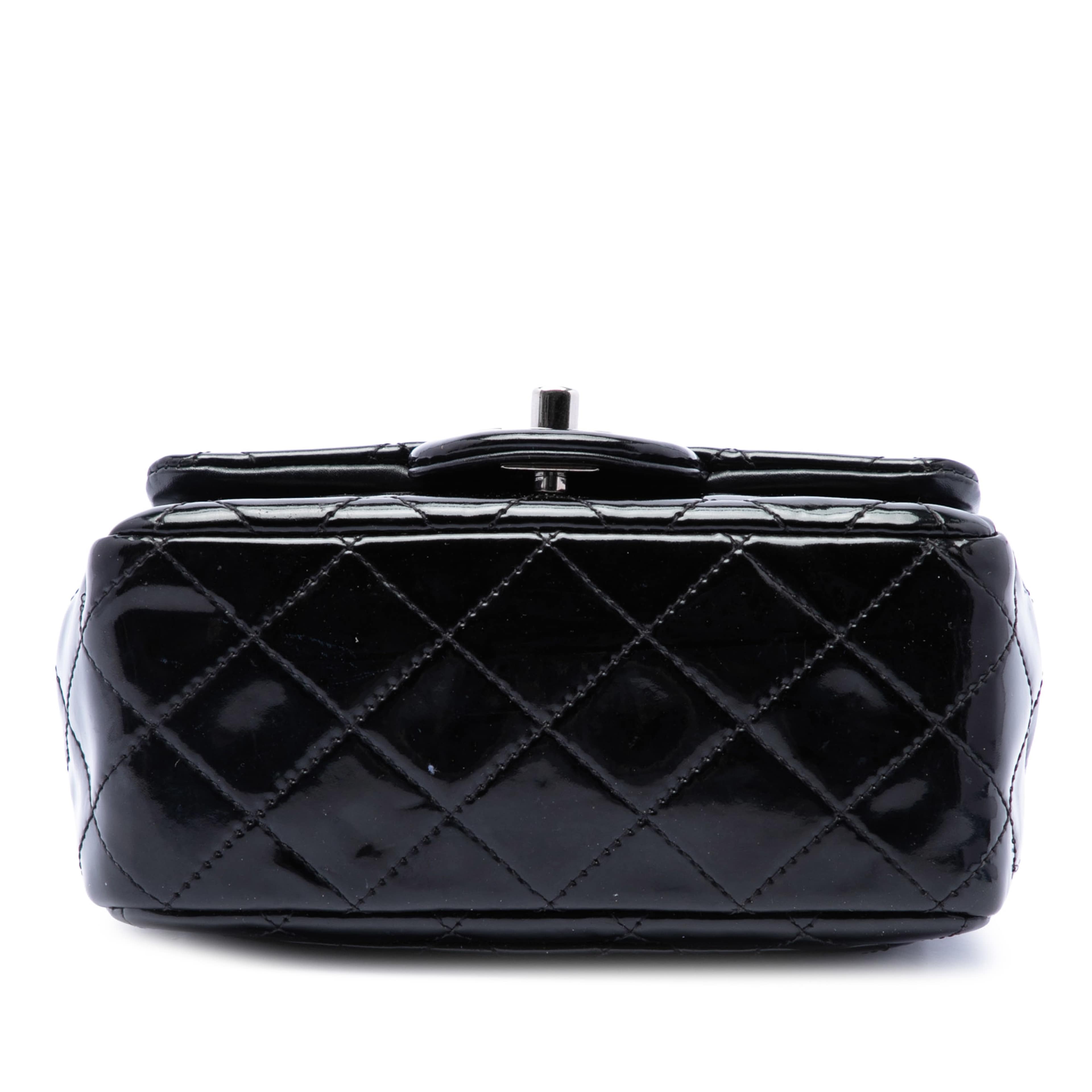 Chanel Mini Square Classic Patent Single Flap, från Luxclusif, i färgen svart. Klicka för att öppna bilden i stort format