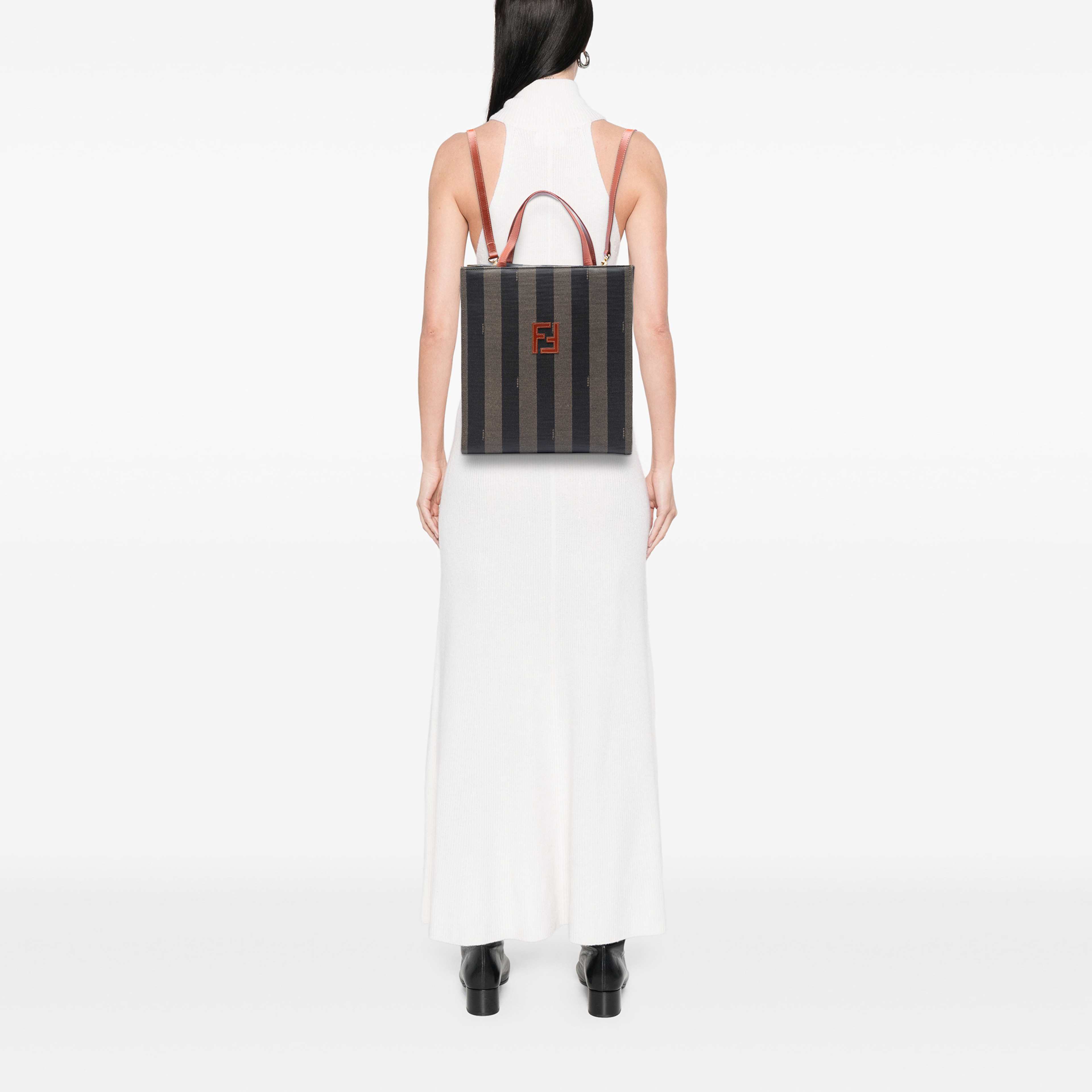 Fendi Pequin Coated Canvas Ff Convertible Backpack, från Luxclusif, i färgen brown. Klicka för att öppna bilden i stort format