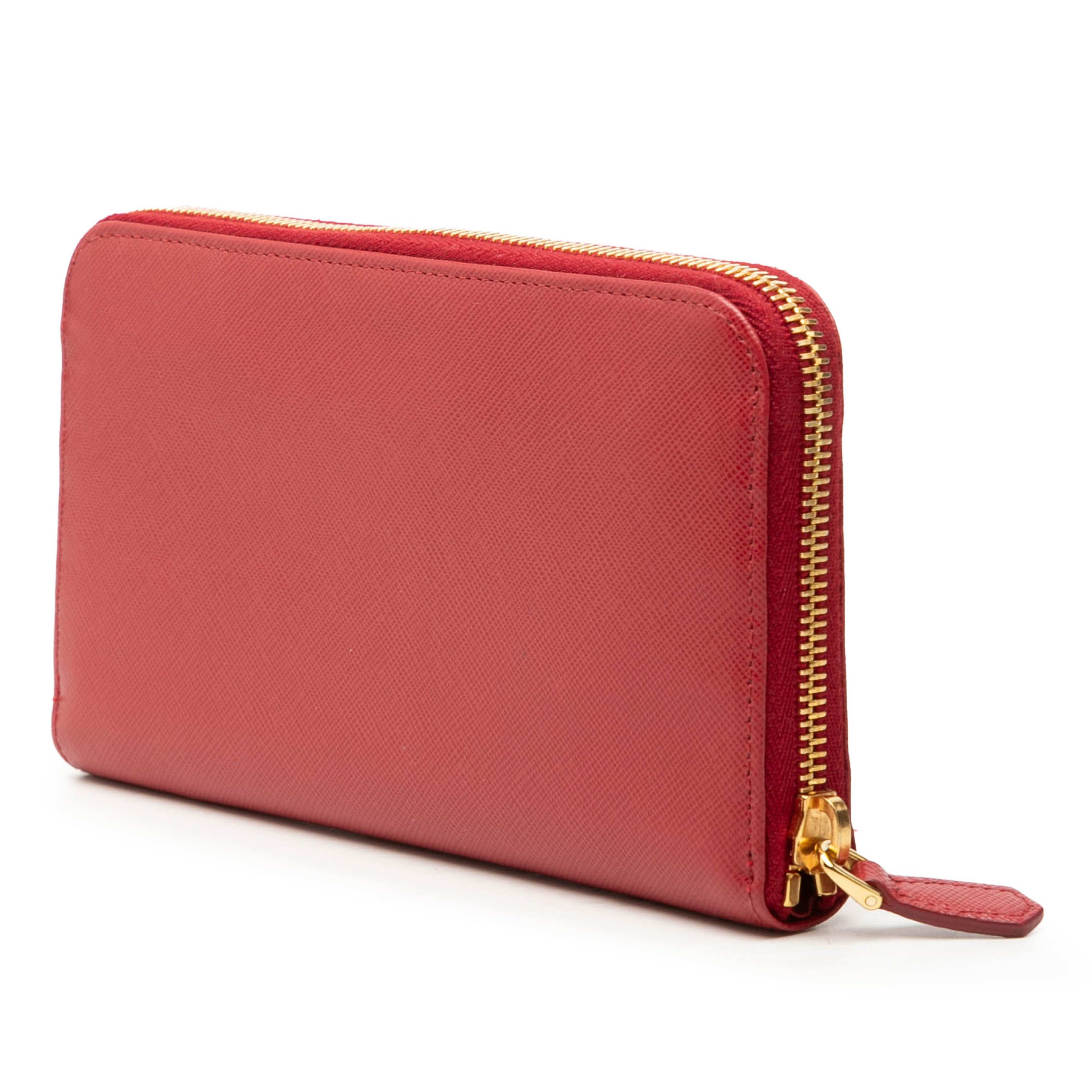 Prada Saffiano Zip Around Long Wallet, från Luxclusif, i färgen red. Klicka för att öppna bilden i stort format