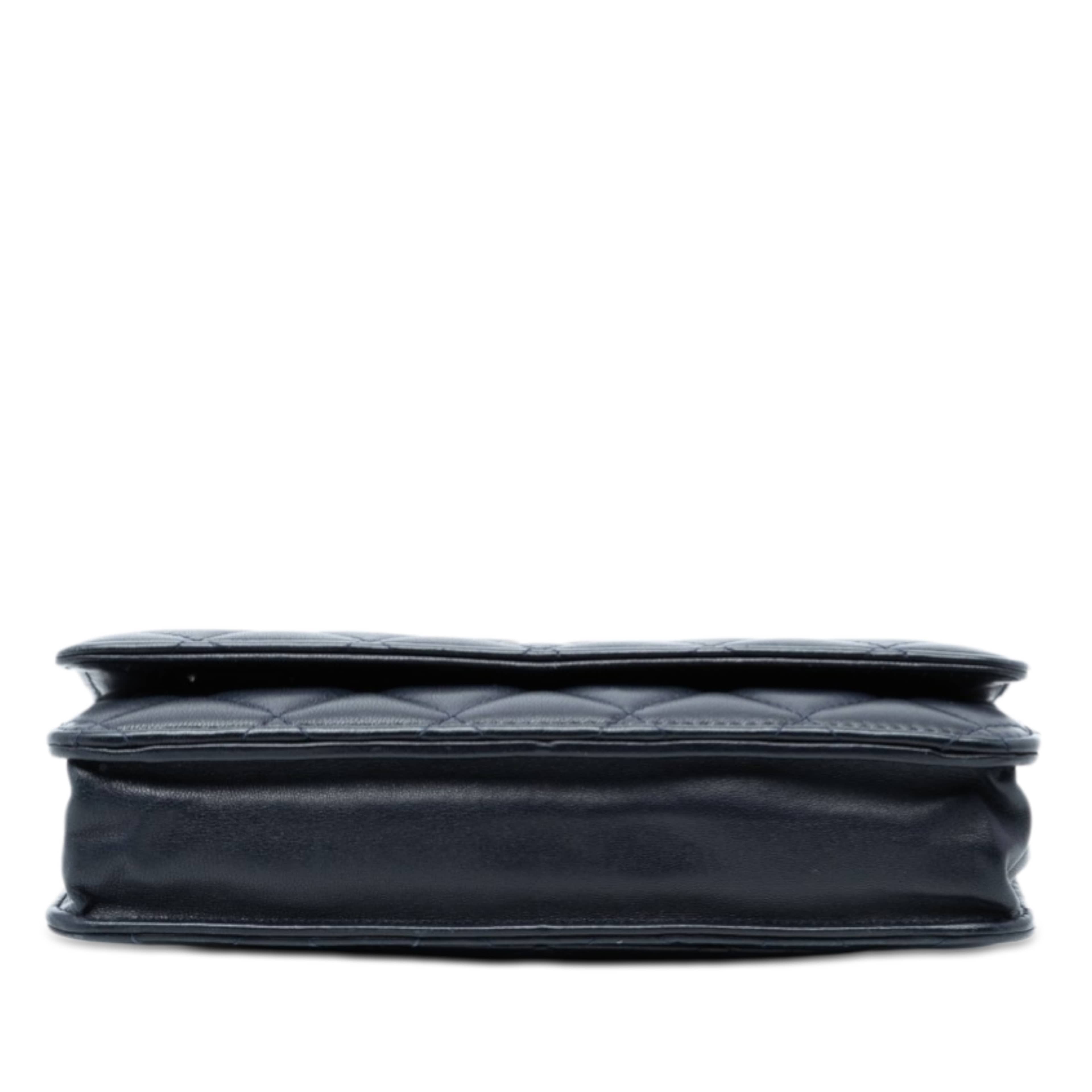 Chanel Cc Quilted Lambskin Wallet On Chain, från Luxclusif, i färgen navy. Klicka för att öppna bilden i stort format