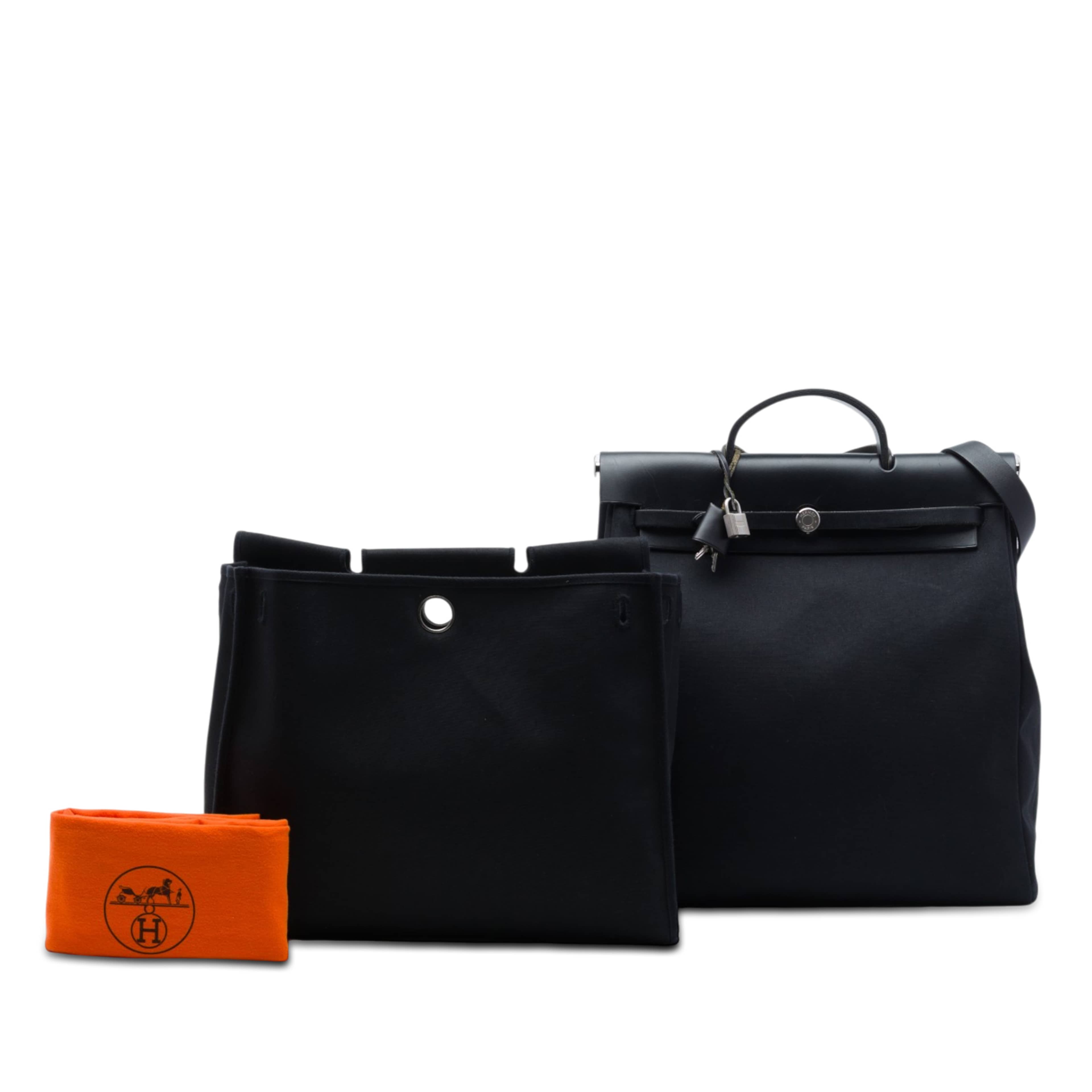 Hermès Toile Herbag Gm, från Luxclusif, i färgen svart. Klicka för att öppna bilden i stort format