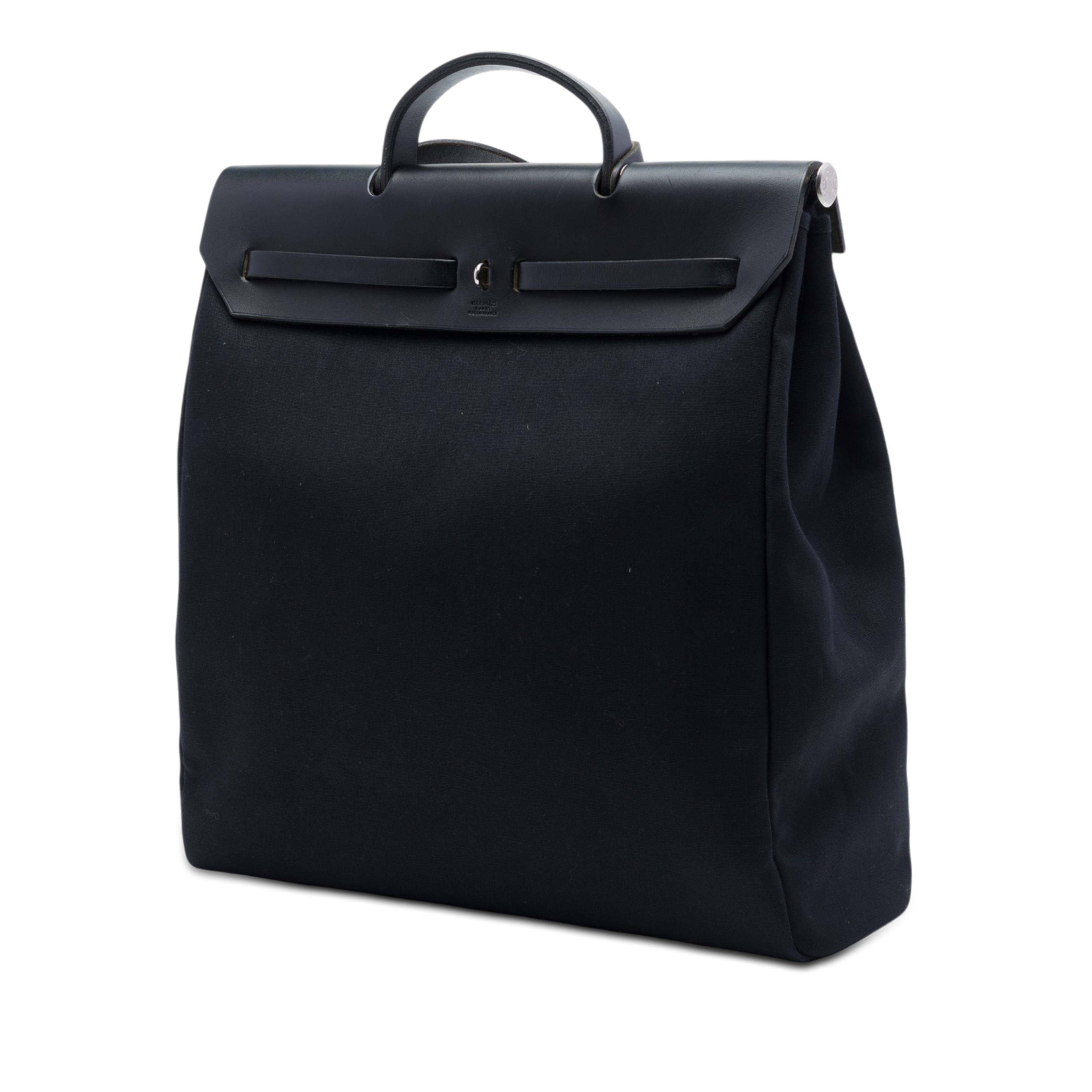 Hermès Toile Herbag Gm, från Luxclusif, i färgen svart. Klicka för att öppna bilden i stort format