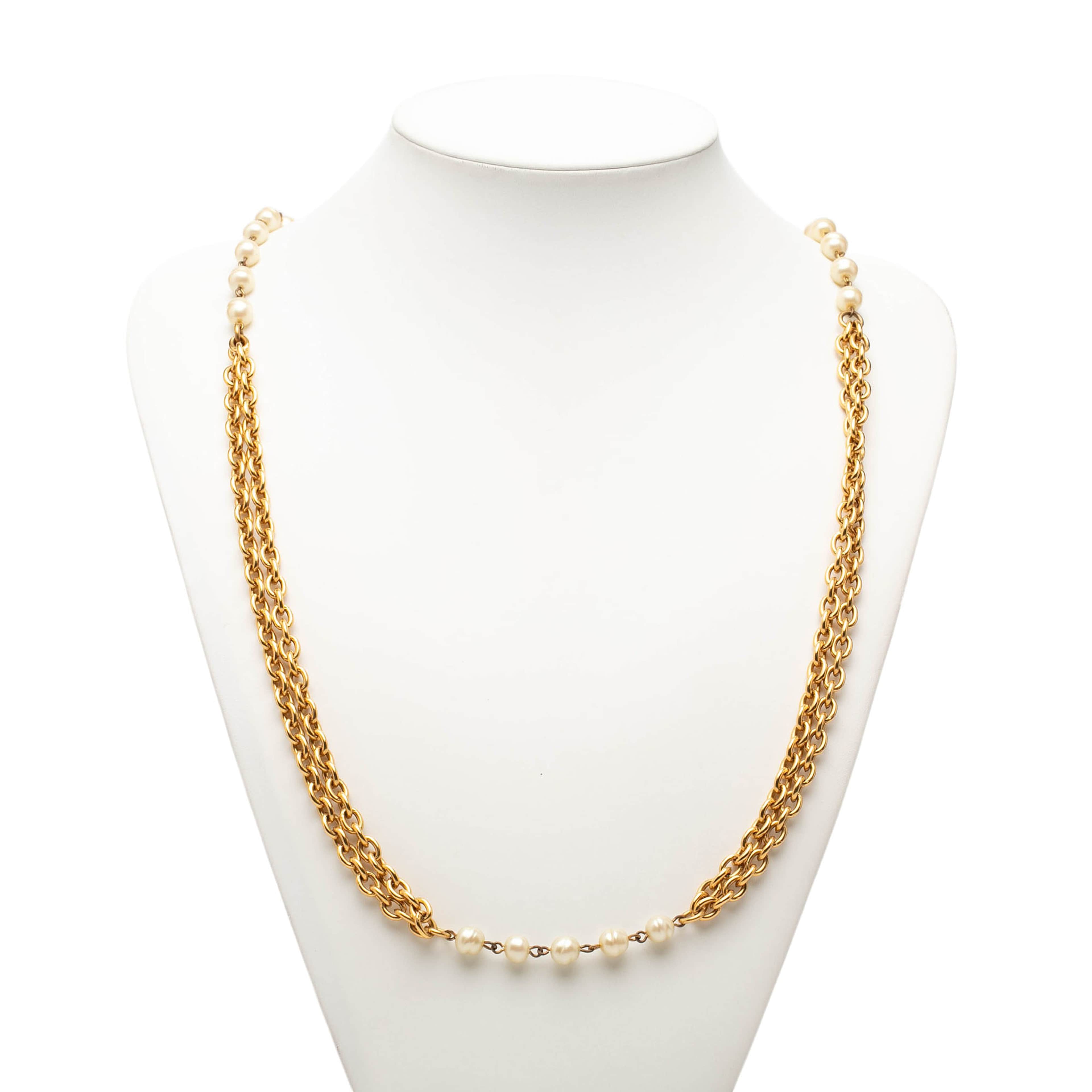 Chanel Gold Plated Faux Pearl Multistrand Pendant Necklace, från Luxclusif, i färgen gold. Klicka för att öppna bilden i stort format