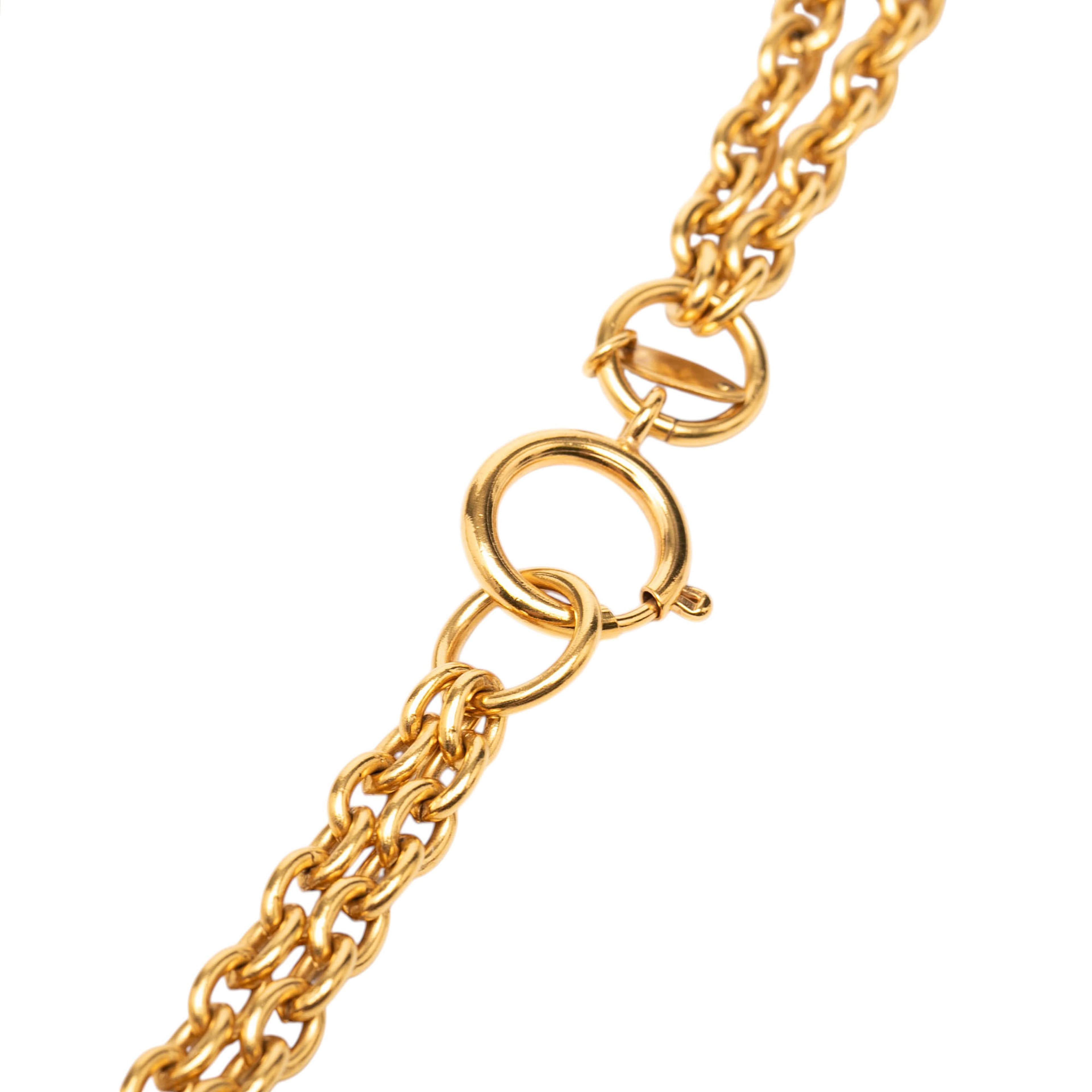 Chanel Gold Plated Faux Pearl Multistrand Pendant Necklace, från Luxclusif, i färgen guld. Klicka för att öppna bilden i stort format